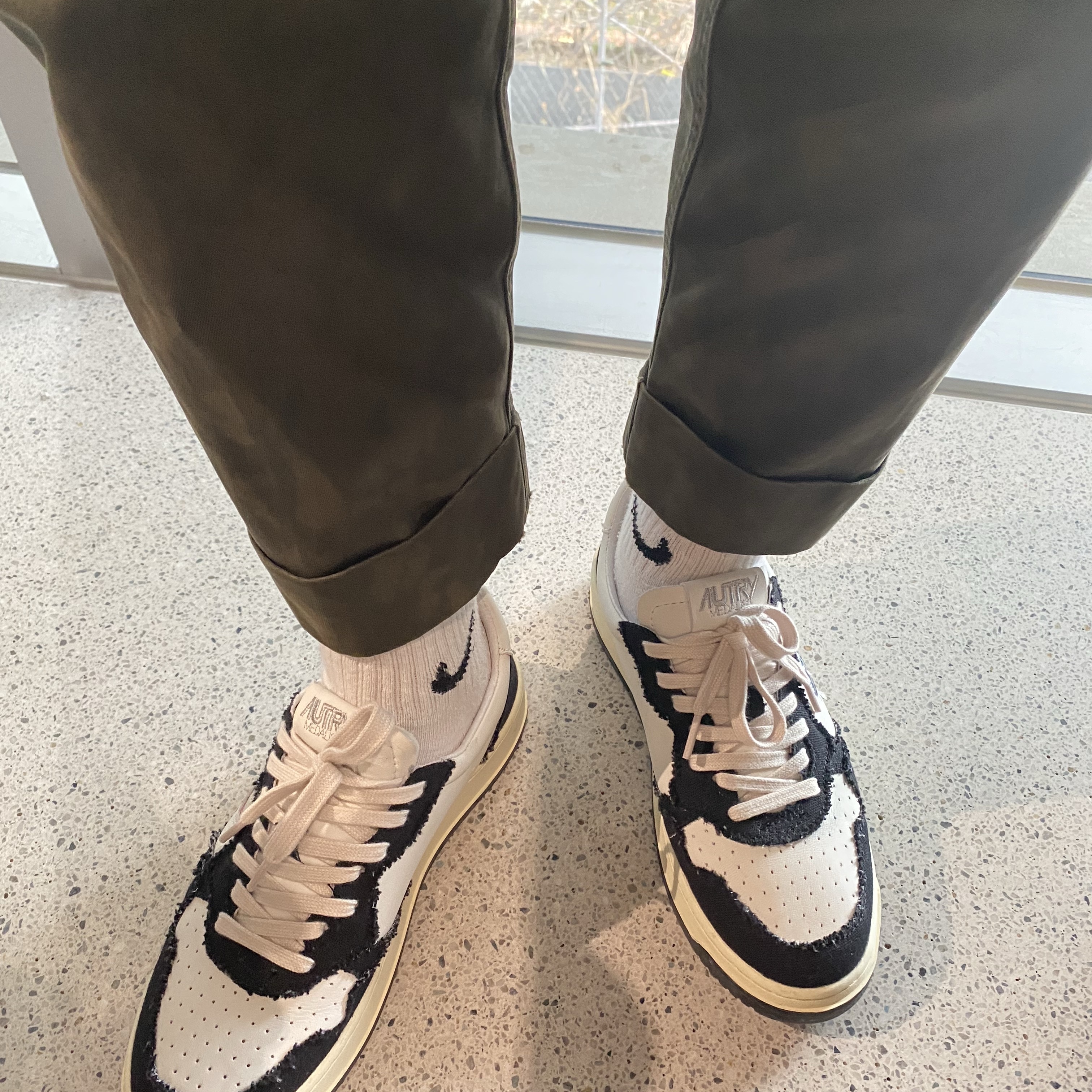 Autry Medalist Low Goatskin Frayed Canvas Sneakers White Black 착용 스타일