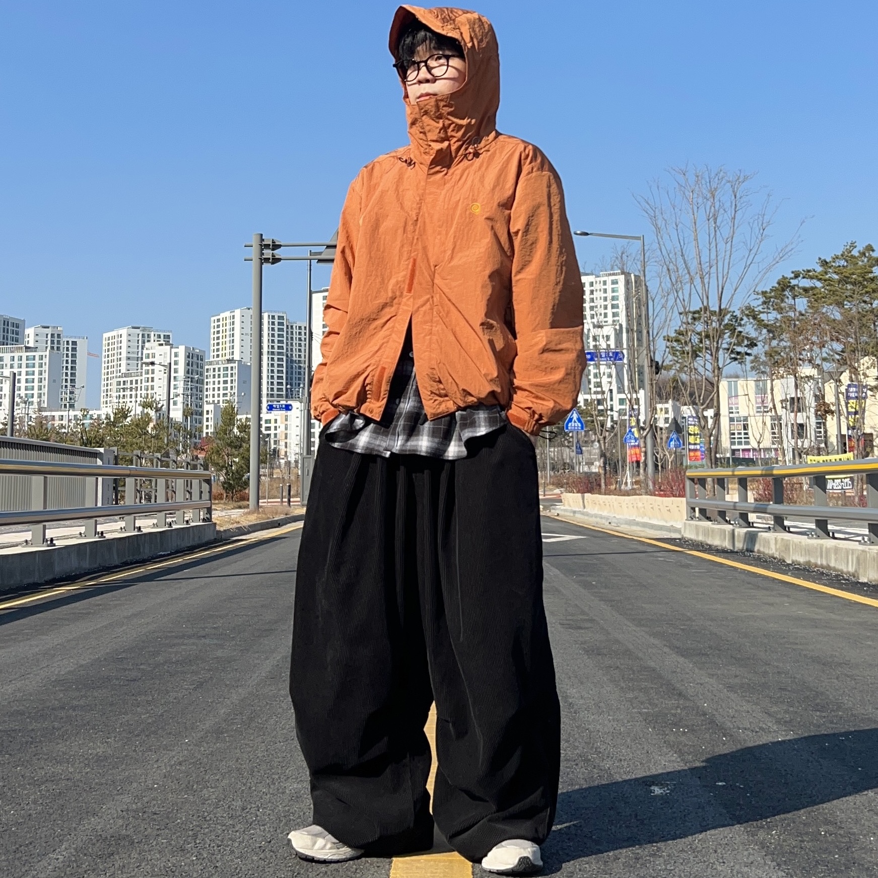 New Balance 2002R T2 Gray 착용 스타일 - 1