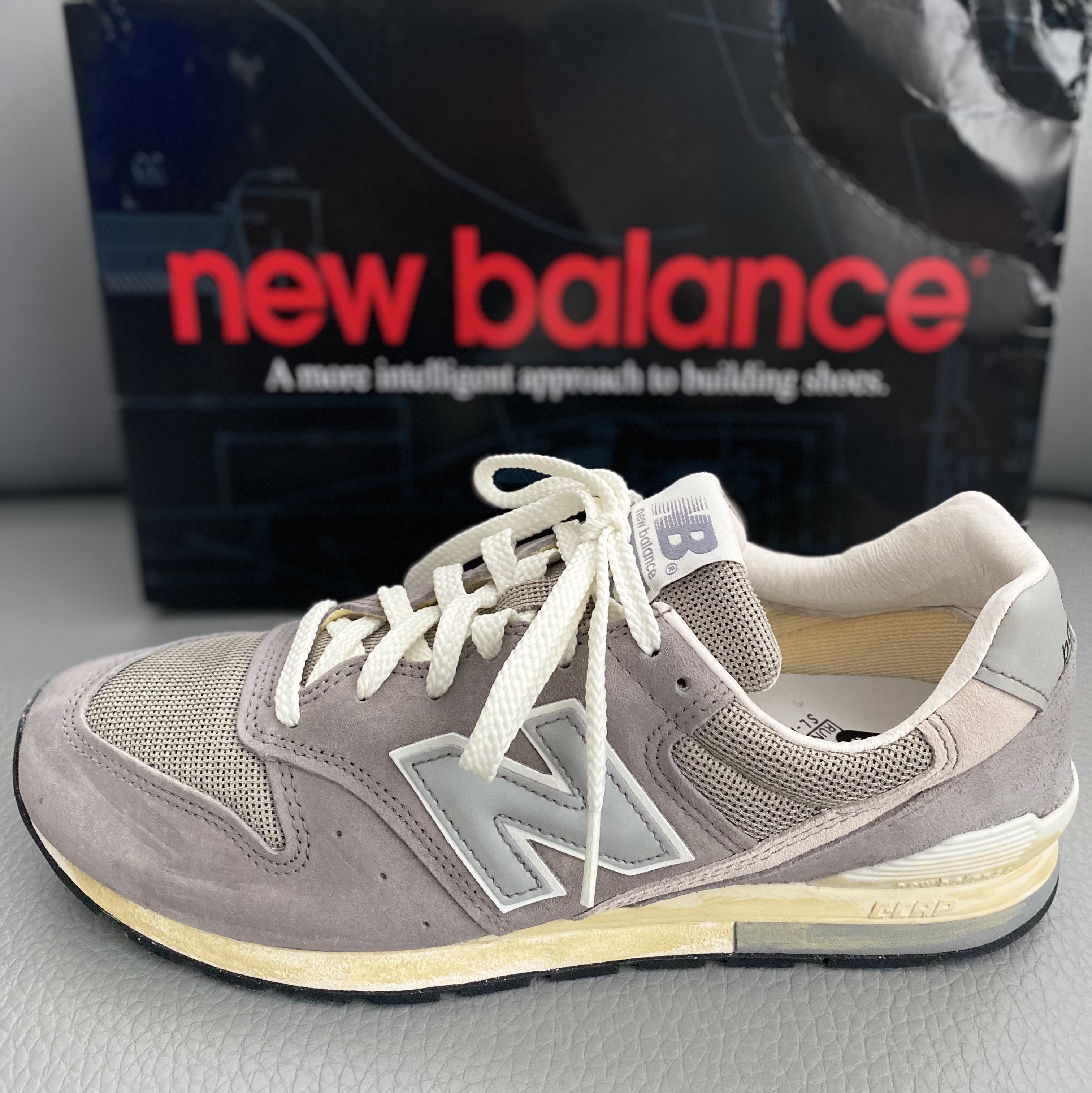 New Balance 996 Vintage Grey 착용 스타일