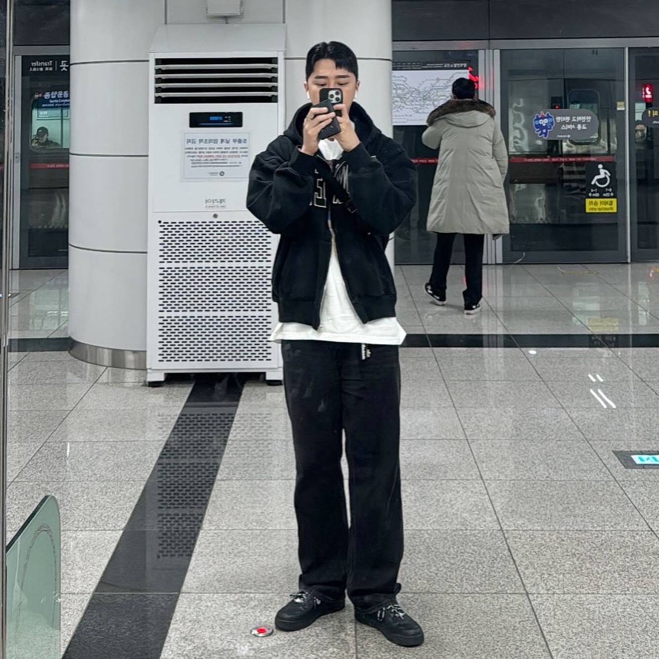 Supreme Floating Keychain Black - 23FW, Nike x Supreme Air Force 1 Low Black 착용 스타일