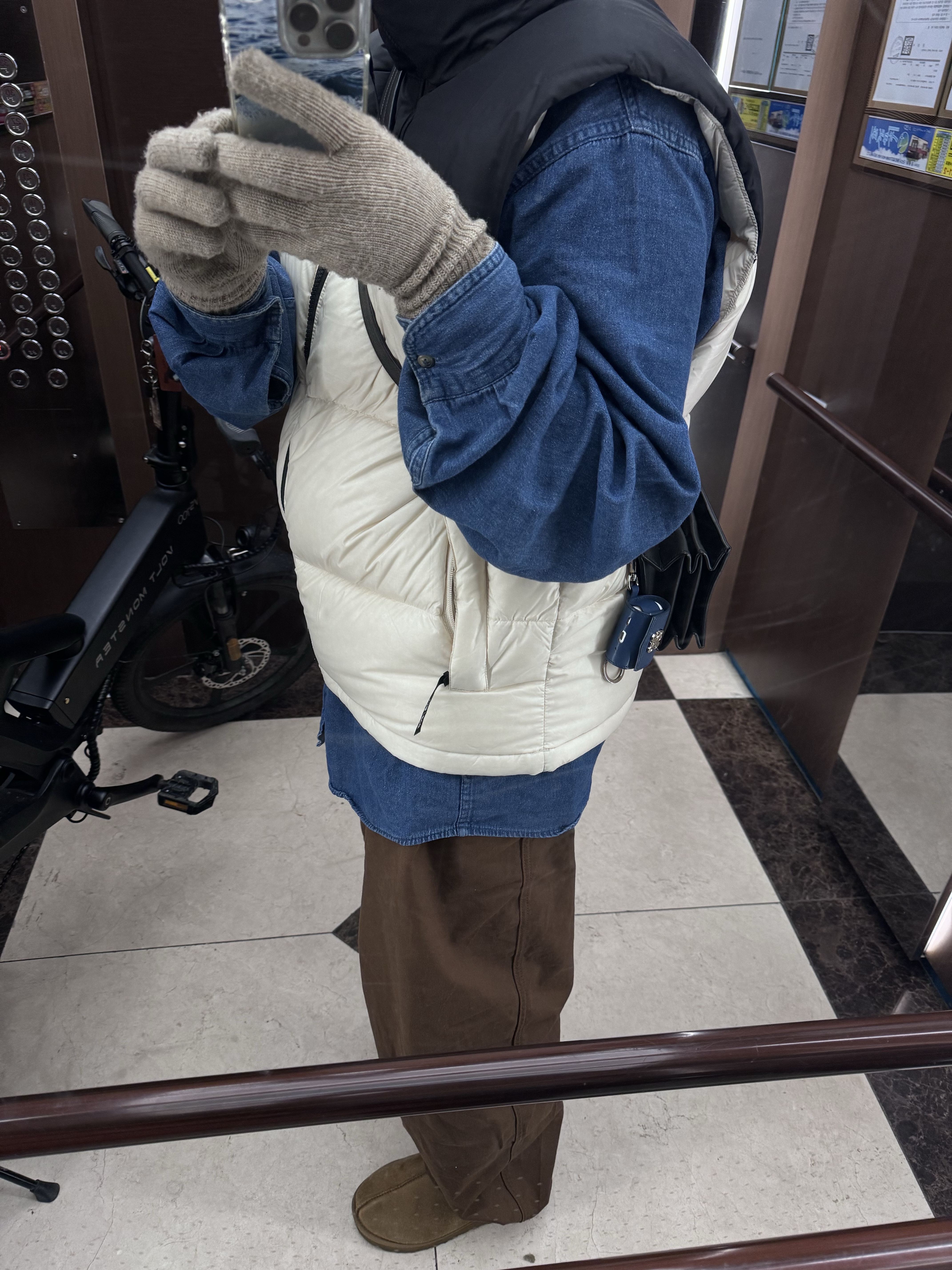 UGG Tasman Slipper Chestnut, The North Face White Label Novelty Nuptse Down Vest Cream 착용 스타일 - 1