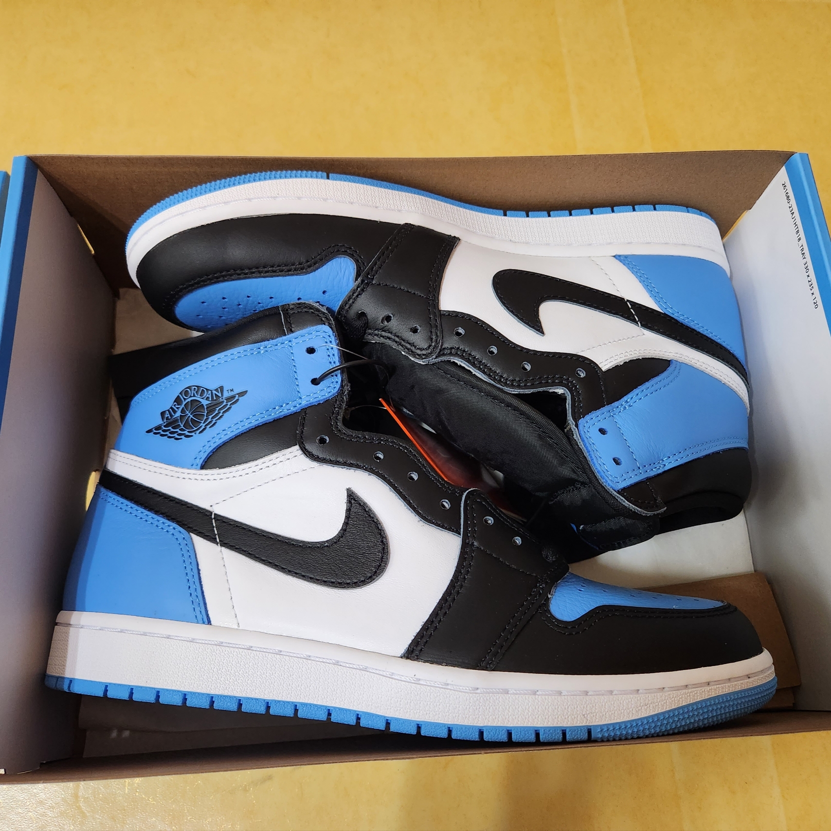Jordan 1 Retro High OG University Blue 착용 스타일 - 1