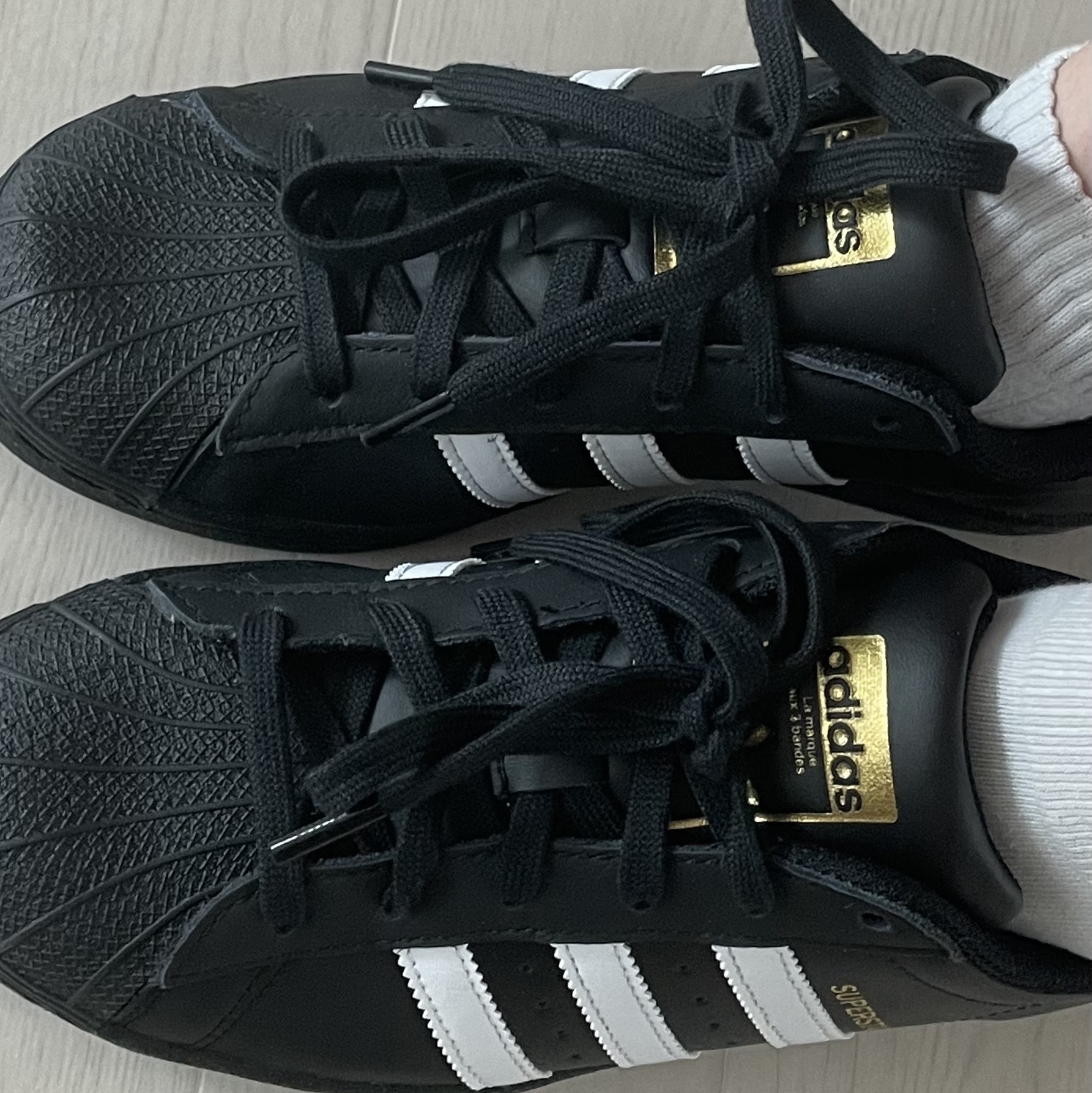 Adidas Superstar Core Black White 착용 스타일