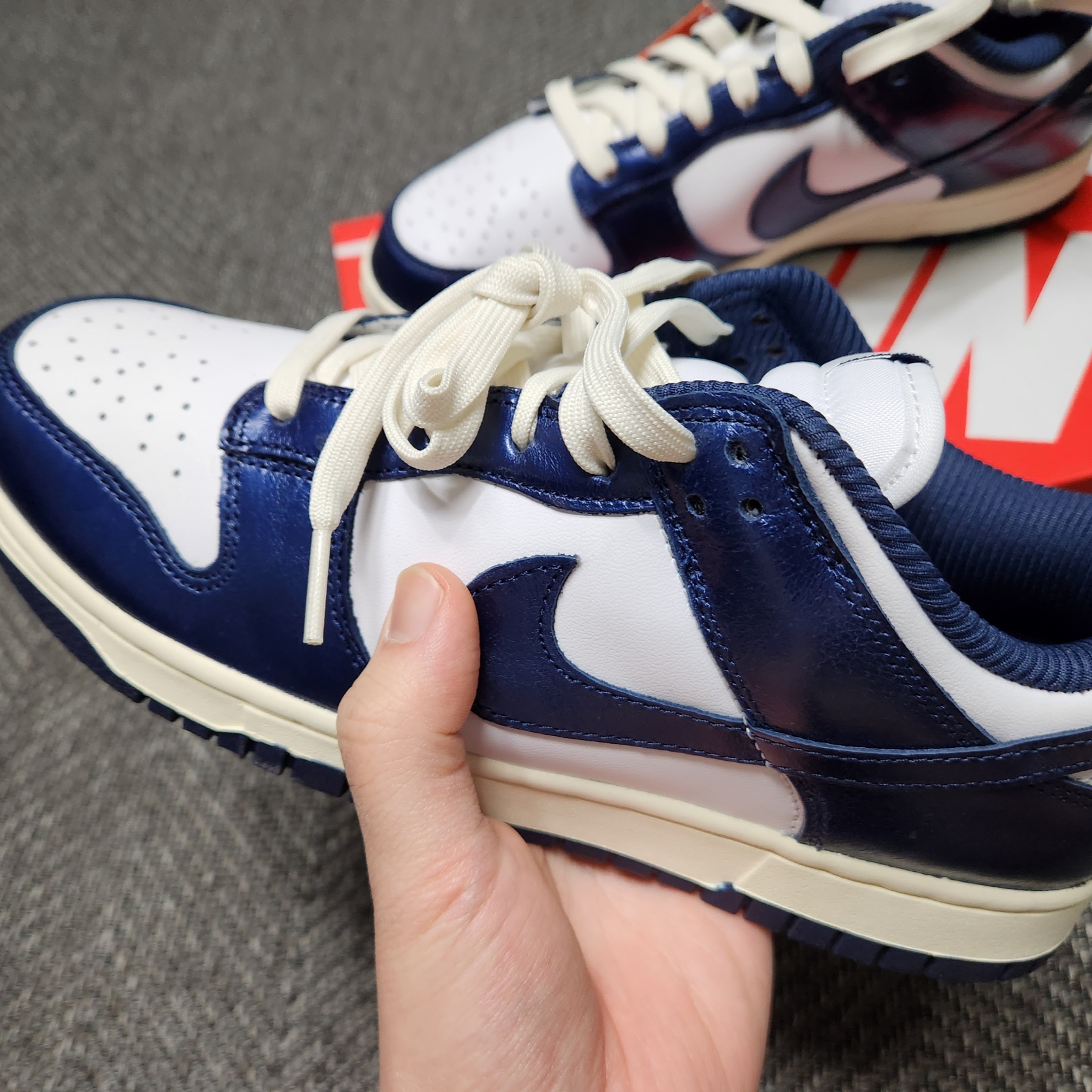 (W) Nike Dunk Low PRM Midnight Navy and White 착용 스타일