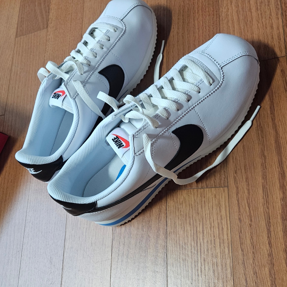Nike Cortez White and Black 착용 스타일