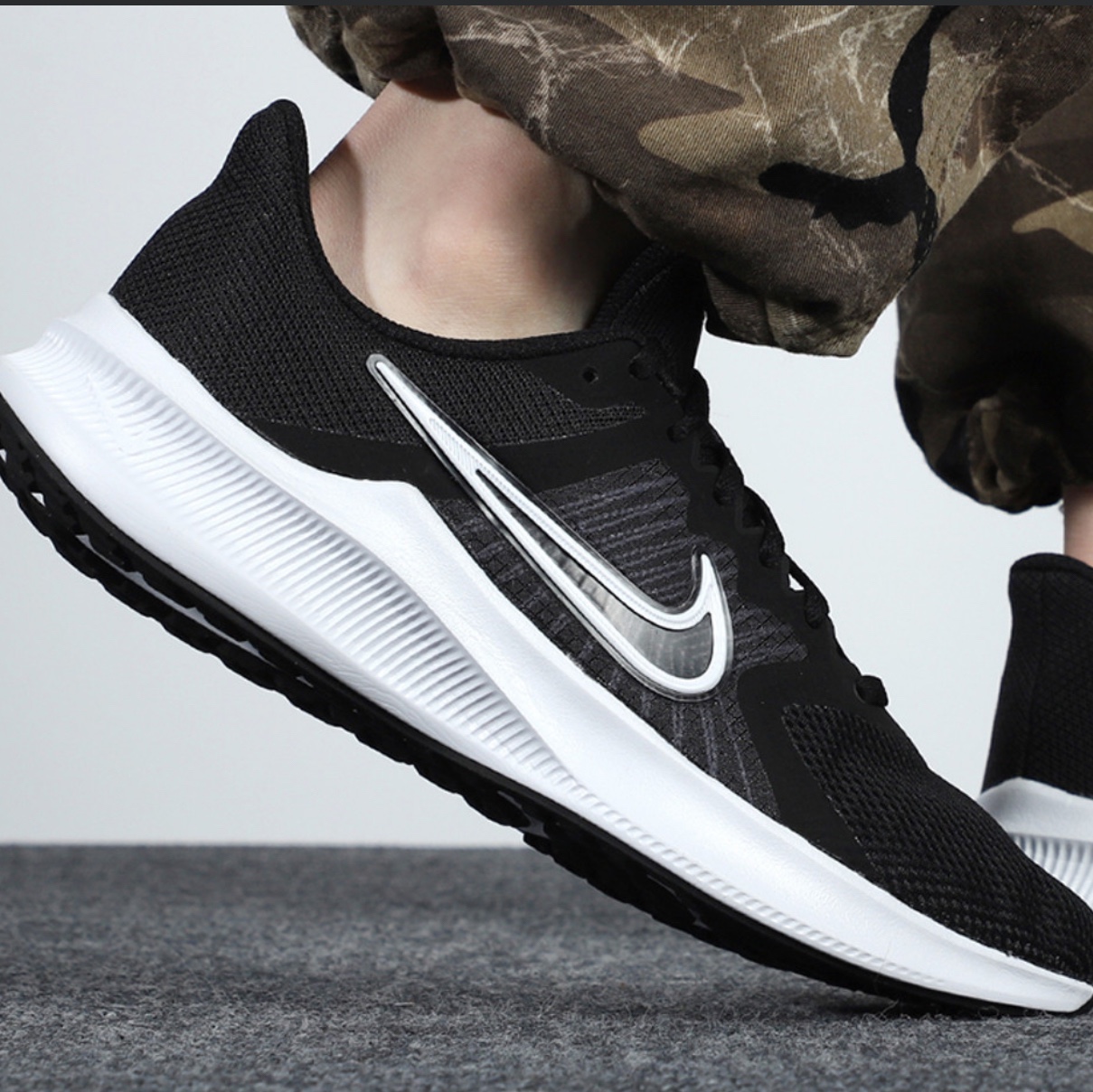 Nike Downshifter 11 Black White 착용 스타일 - 1