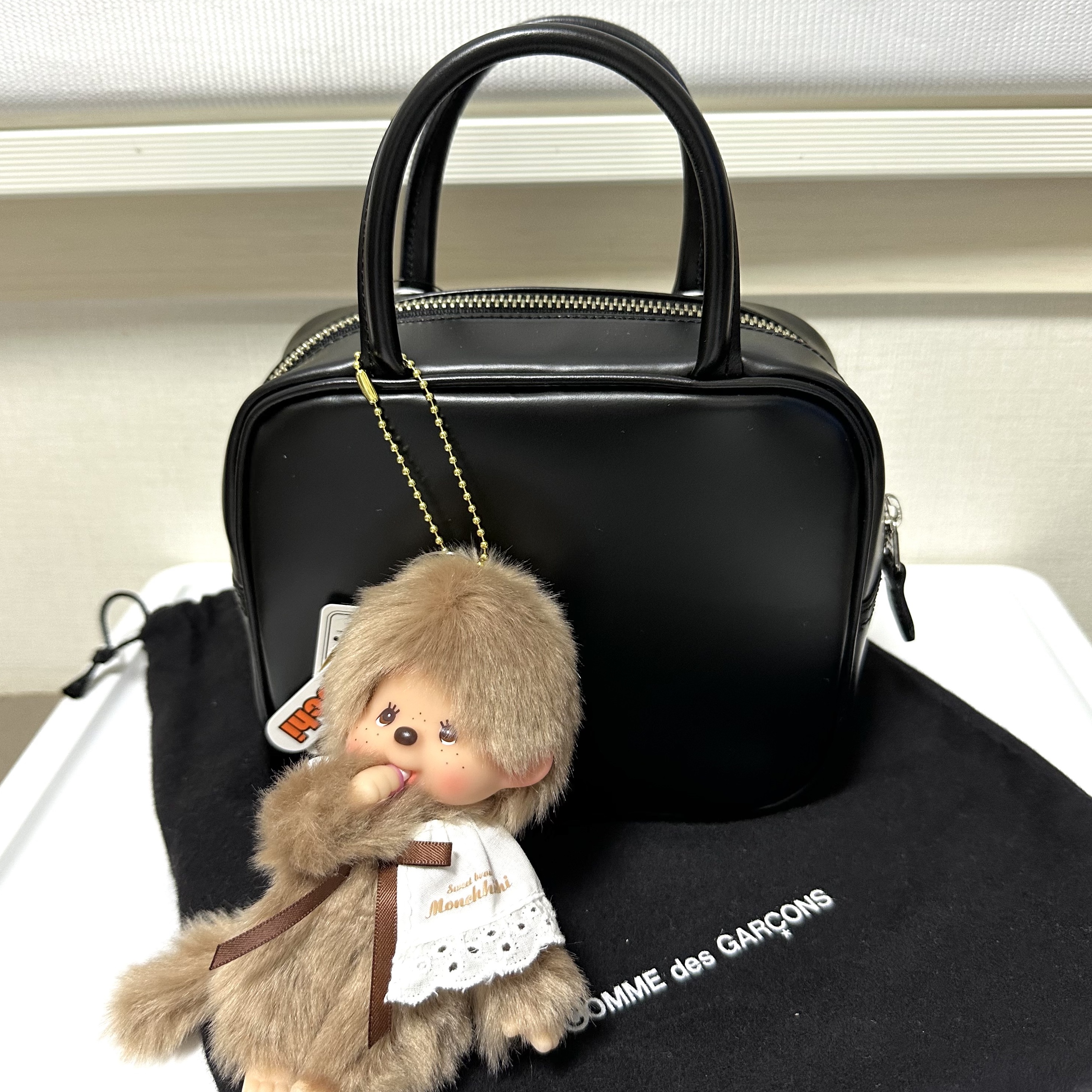 Comme des Garcons Square No.1 Aoyama Bag Black, Monchhichi Sweet Key Chain Brown 착용 스타일
