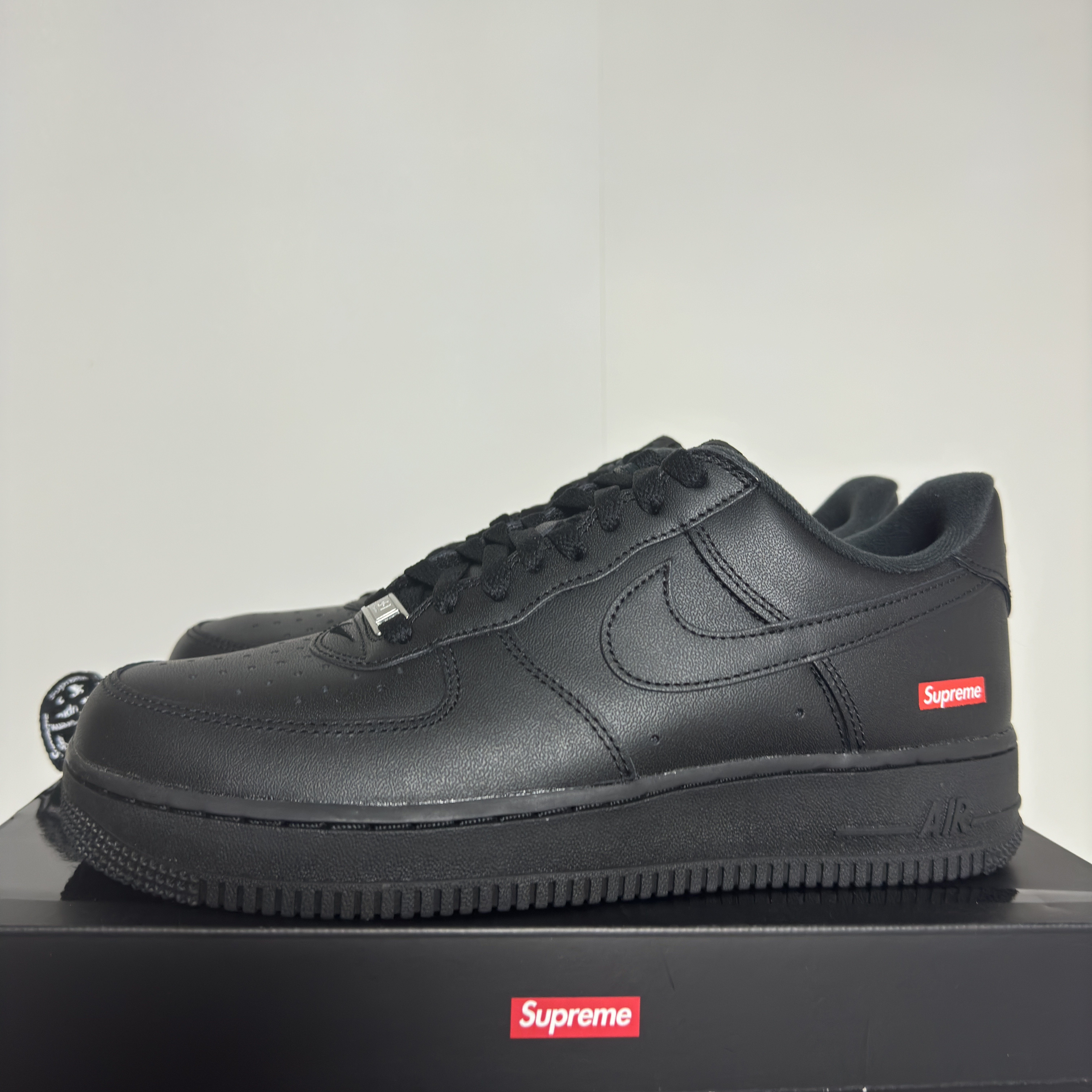 Nike x Supreme Air Force 1 Low Black 착용 스타일