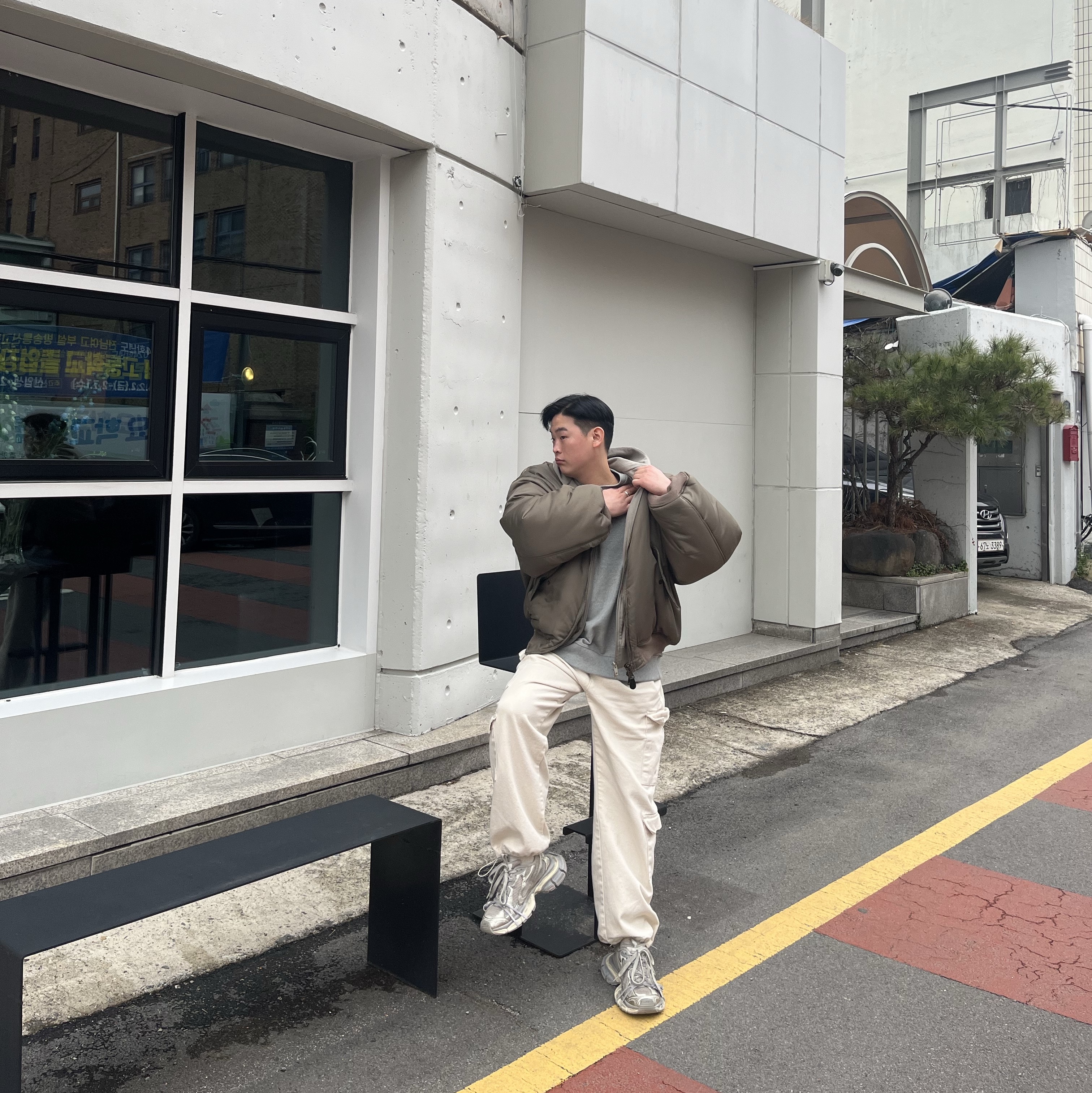 Balenciaga 3XL Sneakers Light Beige 착용 스타일 - 3