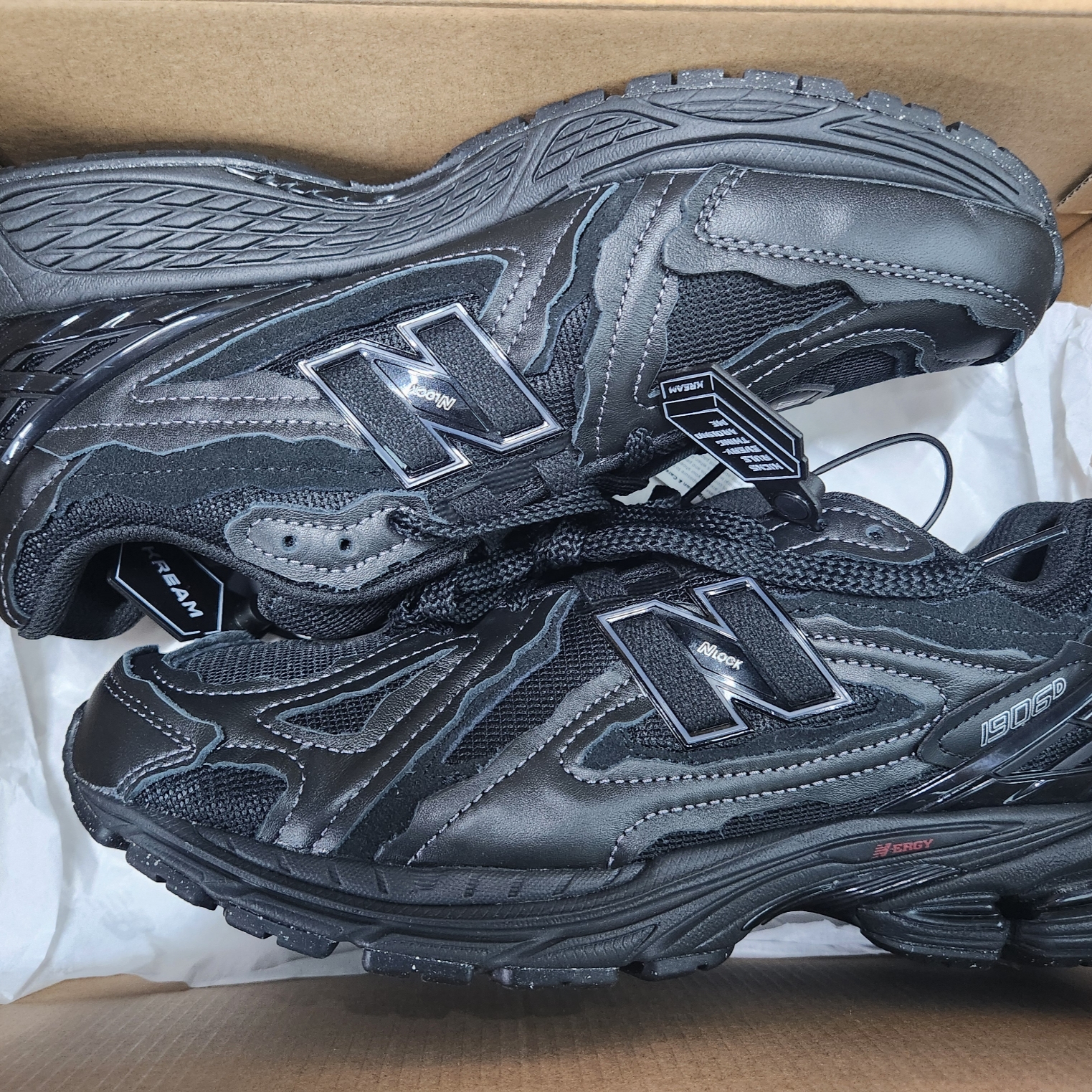 New Balance 1906D Protection Pack Black Silver Metallic 착용 스타일 - 3