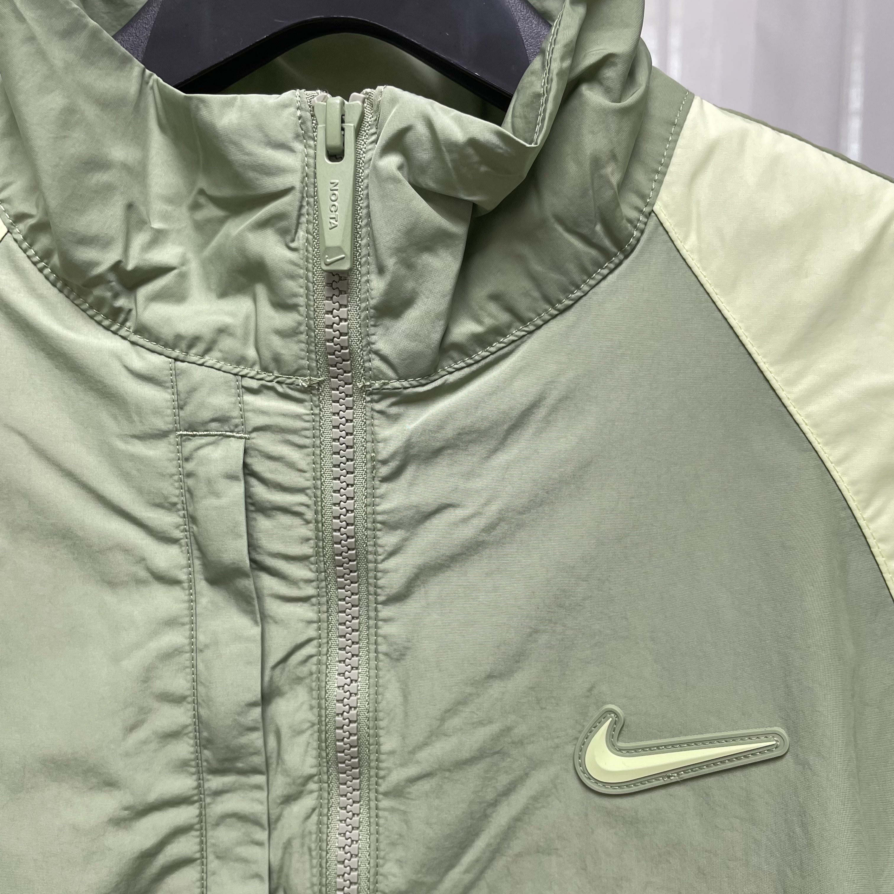 Nike x Drake Nocta Nylon Track Jacket Oil Green (FN7666-386) 착용 스타일 - 2