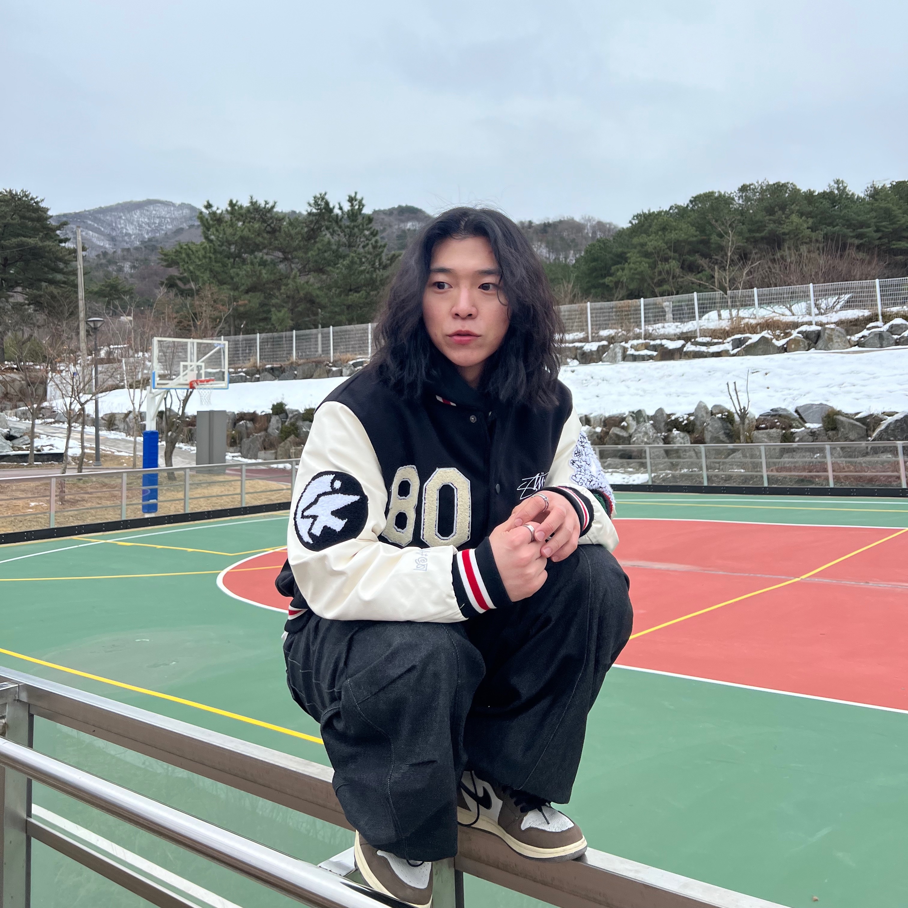 Stussy x Our Legacy x Denim Tears TTL Varsity Jacket Black, Jordan 1 x Travis Scott Retro High OG SP Mocha 착용 스타일 - 3