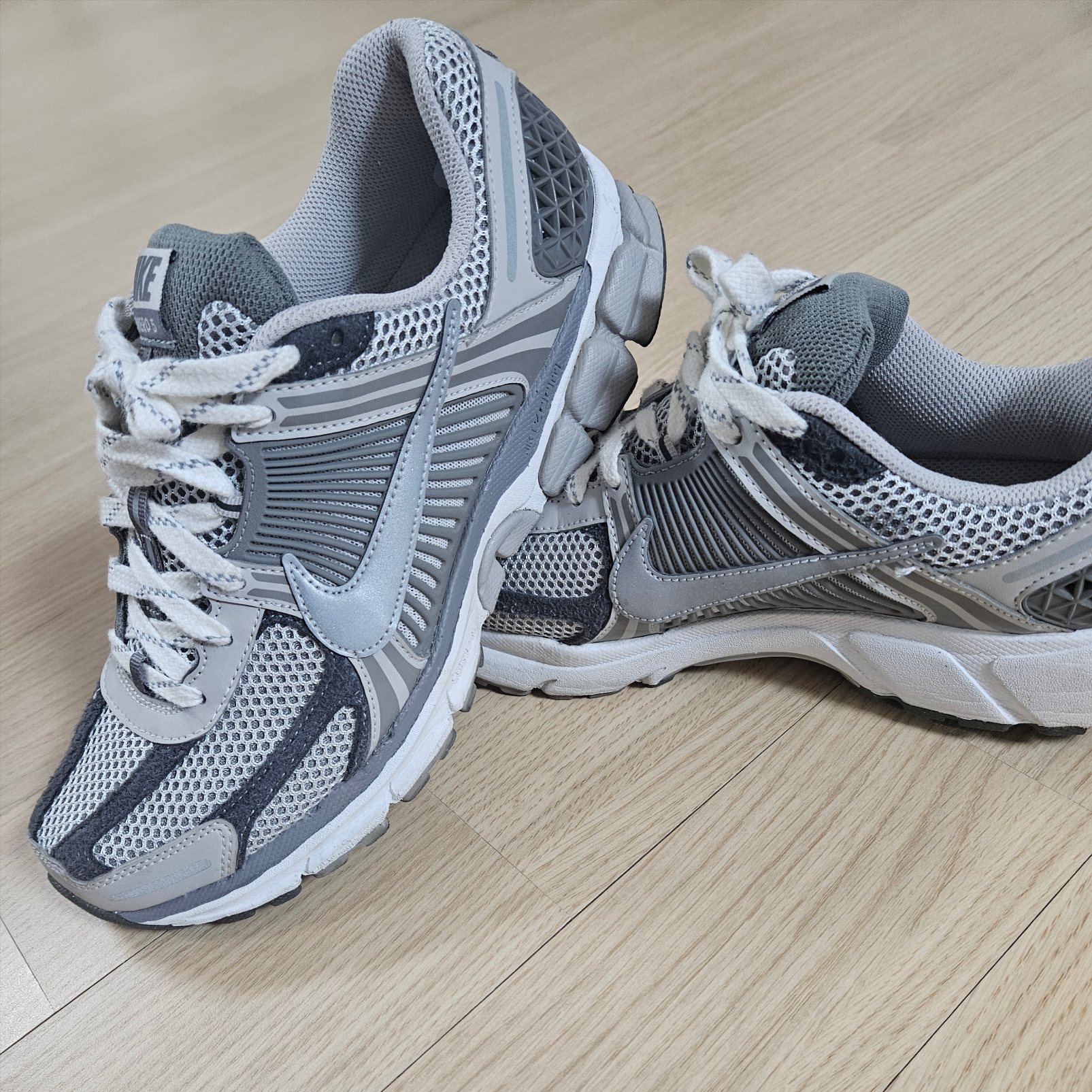 Nike Zoom Vomero 5 PRM Light Iron Ore and Flat Fewter 착용 스타일