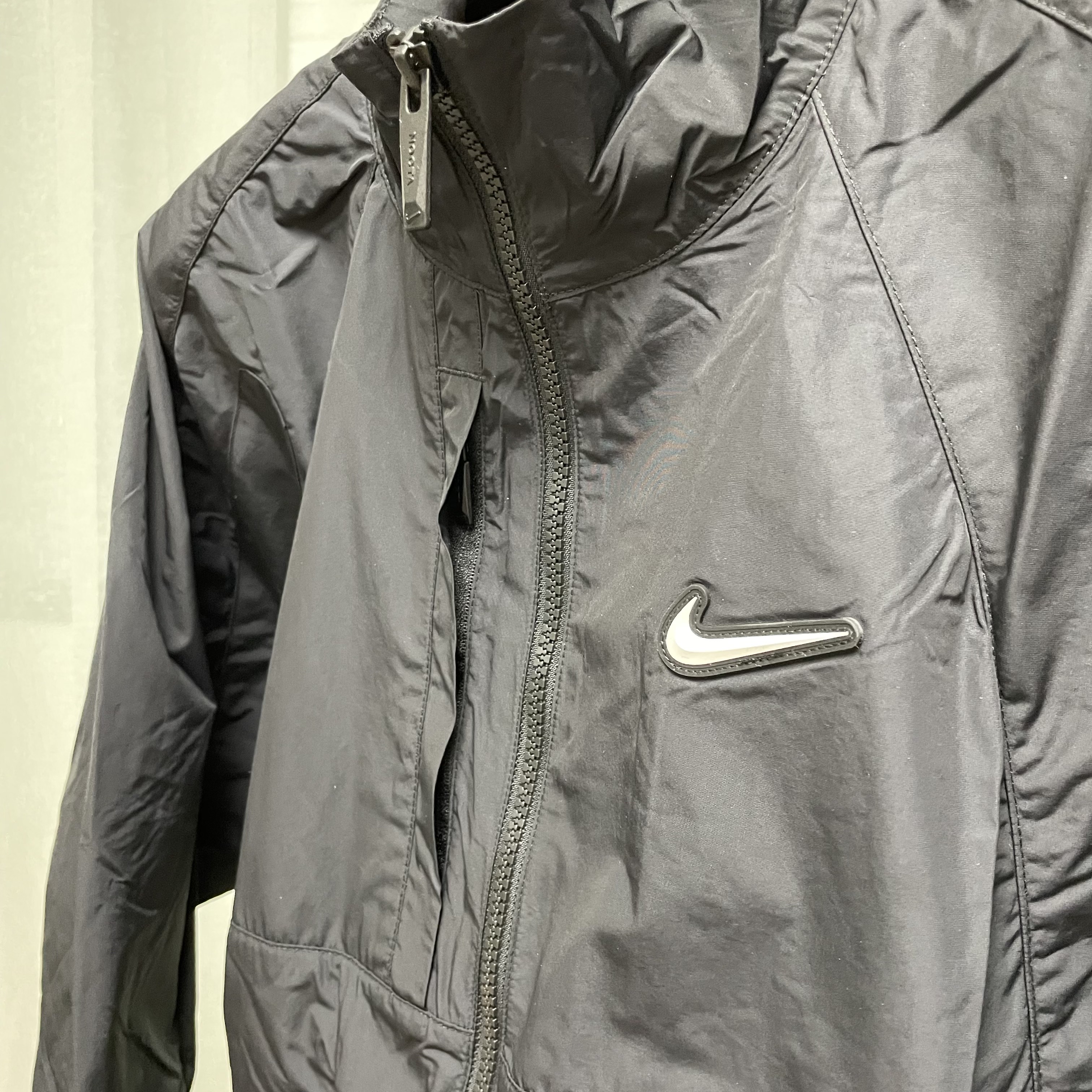 Nike x Drake Nocta Nylon Track Jacket Black (FN7666-010) 착용 스타일 - 2