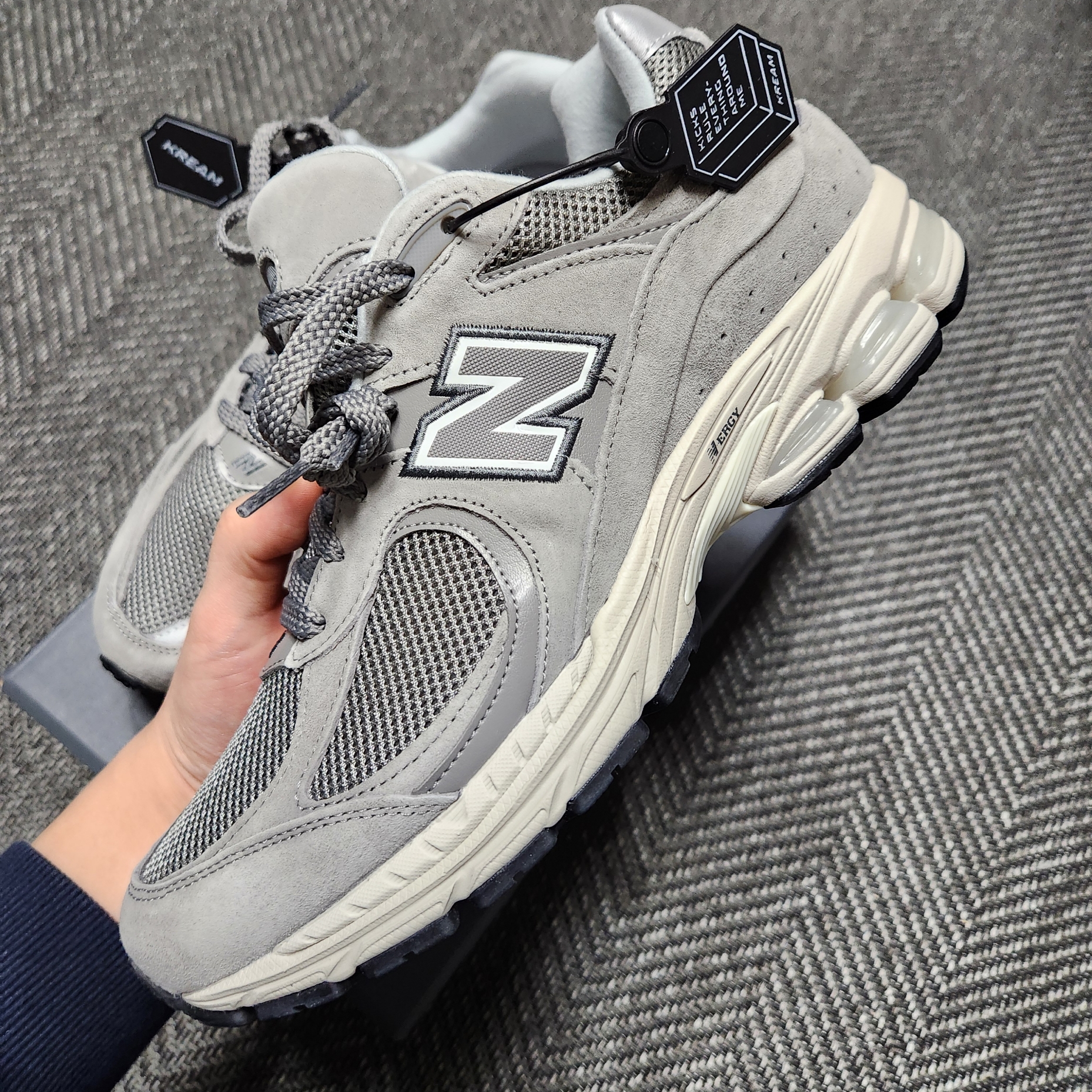 New Balance 2002R Grey 착용 스타일