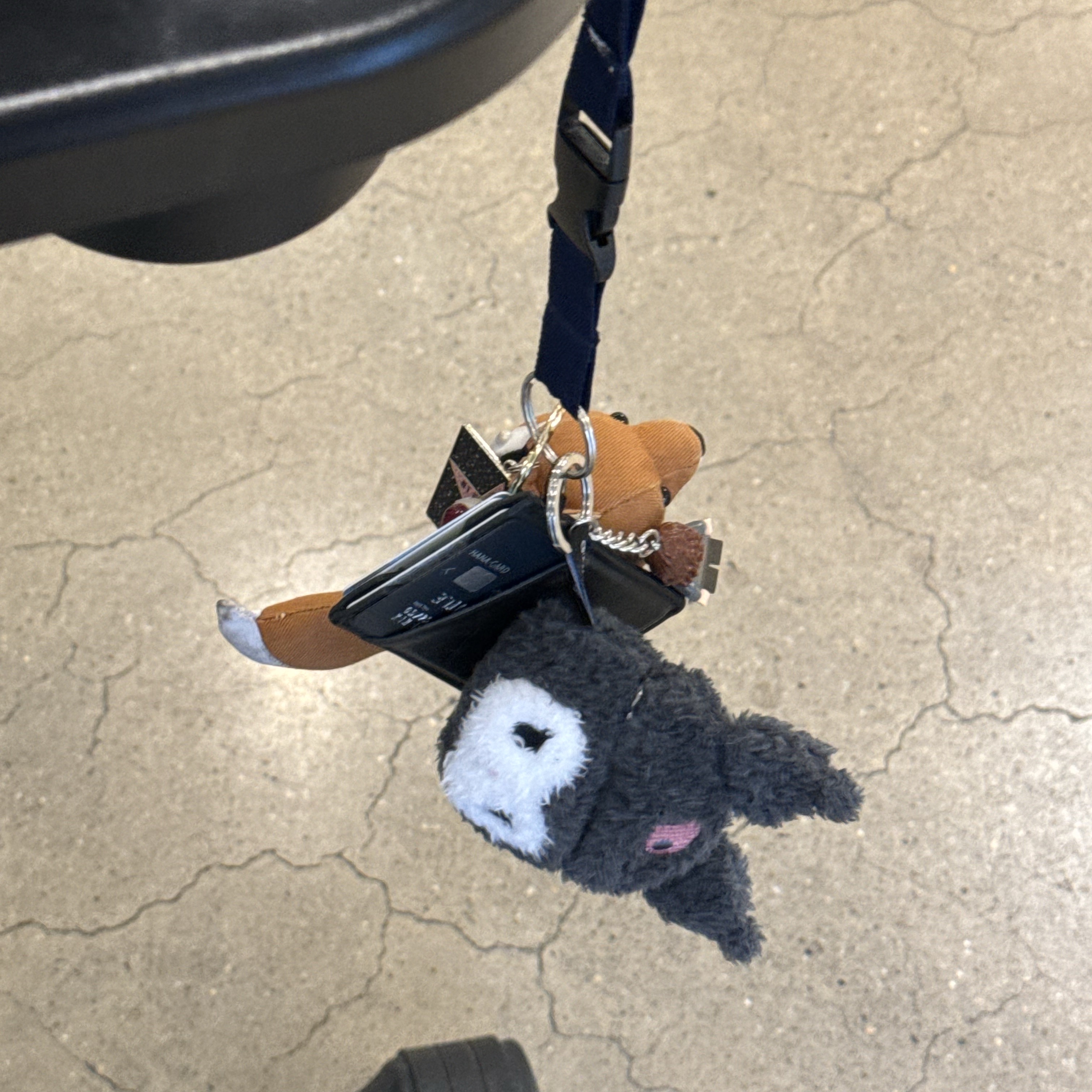 Sanrio Kuromi Fluffy AirPods Pro 1st/2nd gen Case 착용 스타일