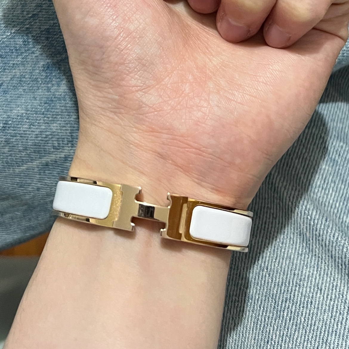 (W) Hermes Clic H Bracelet Rose Gold & Blanc 착용 스타일