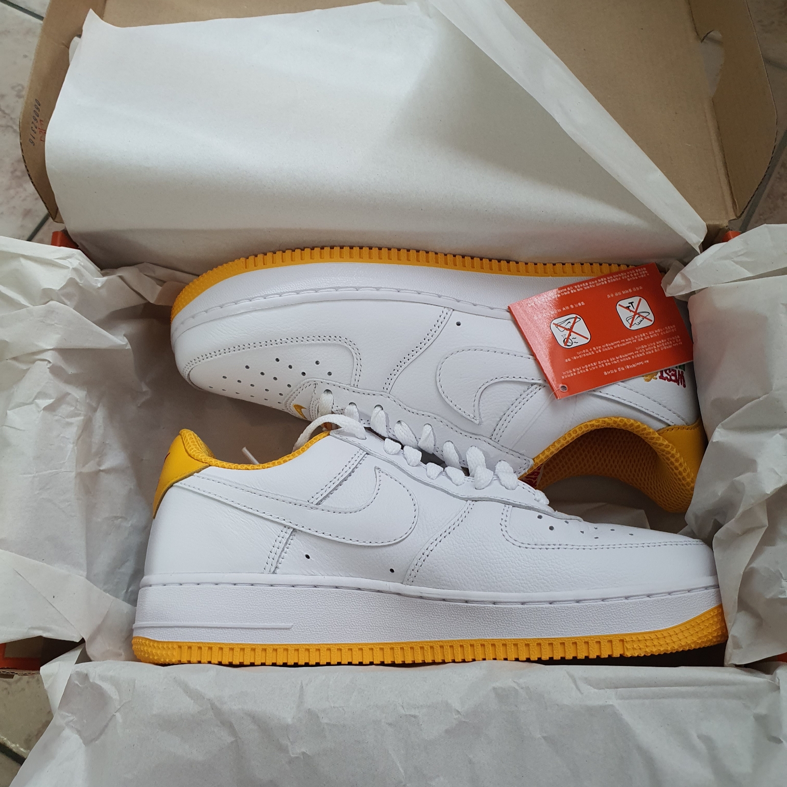 Nike Air Force 1 Low Retro QS West Indies University Gold 착용 스타일 - 2