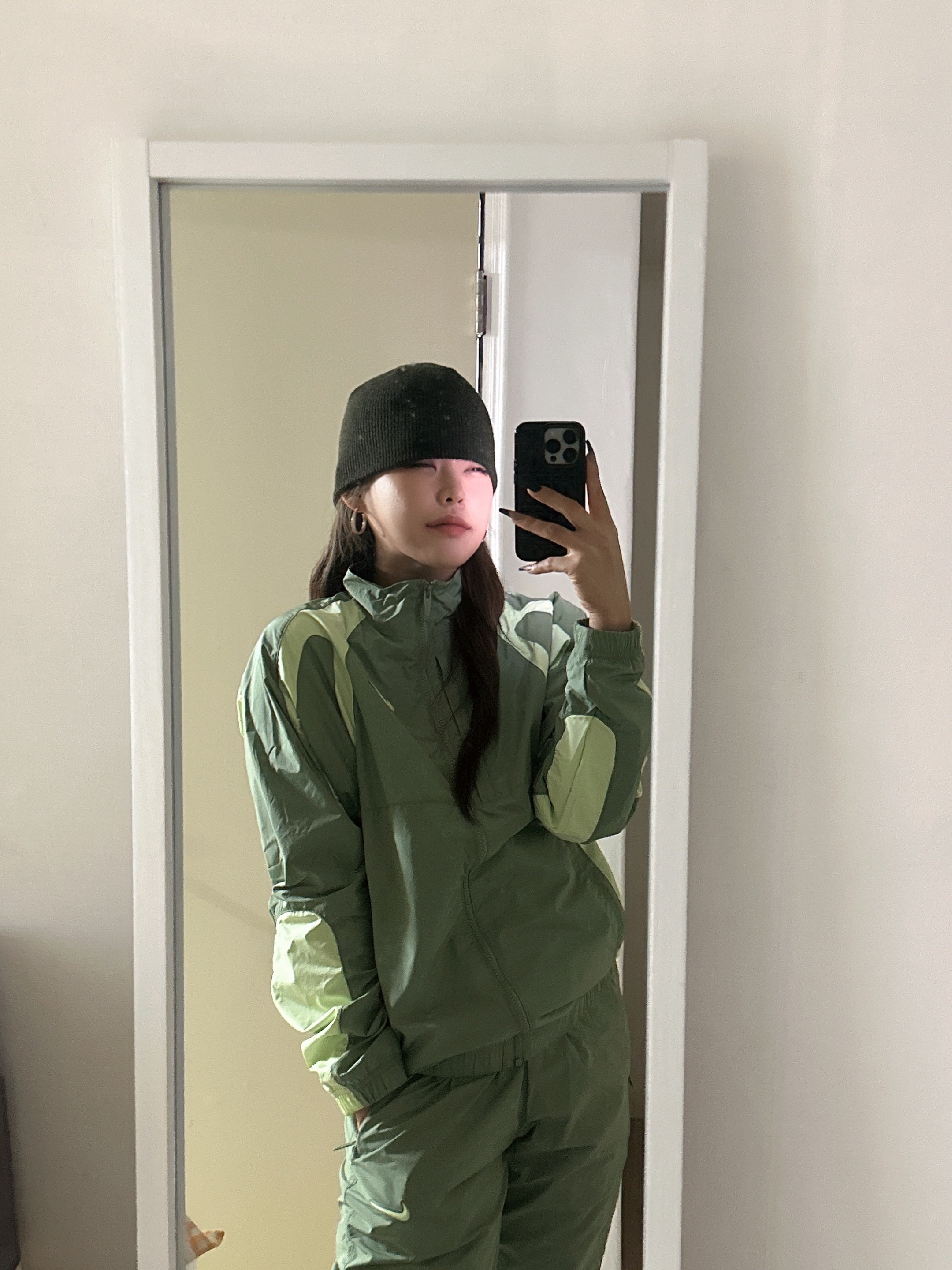 Nike x Drake Nocta Nylon Track Jacket Oil Green (FN7666-386), Nike x Drake Nocta Woven Track Pants Oil Green (FN7668-386) 착용 스타일 - 2