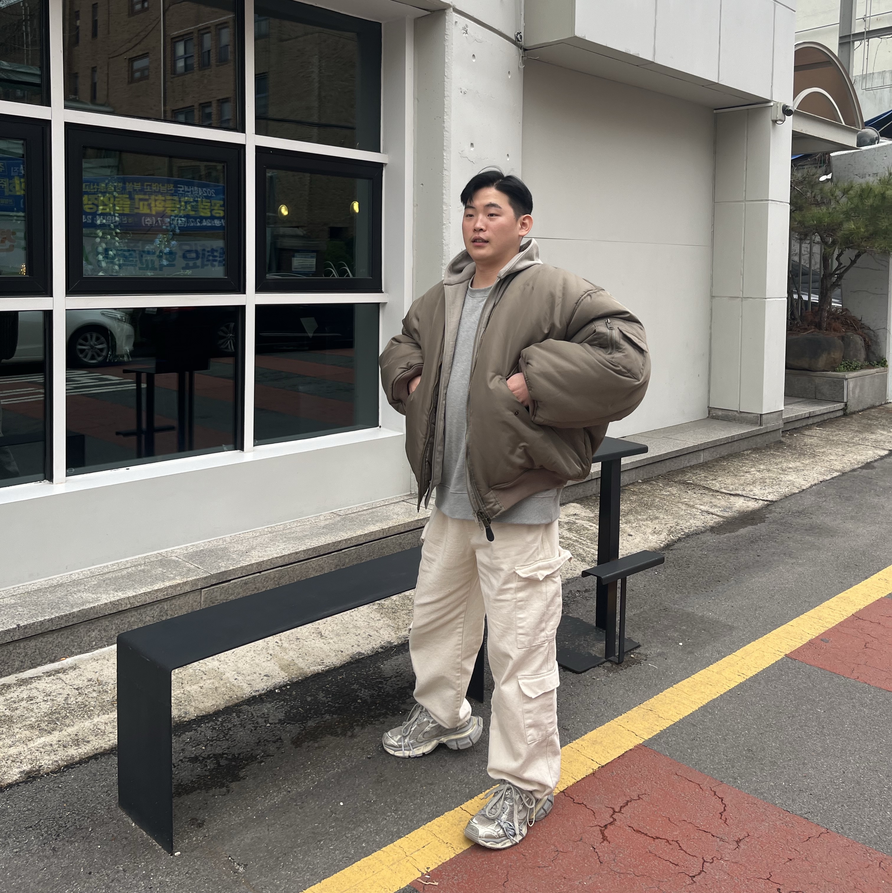 Balenciaga 3XL Sneakers Light Beige 착용 스타일 - 2