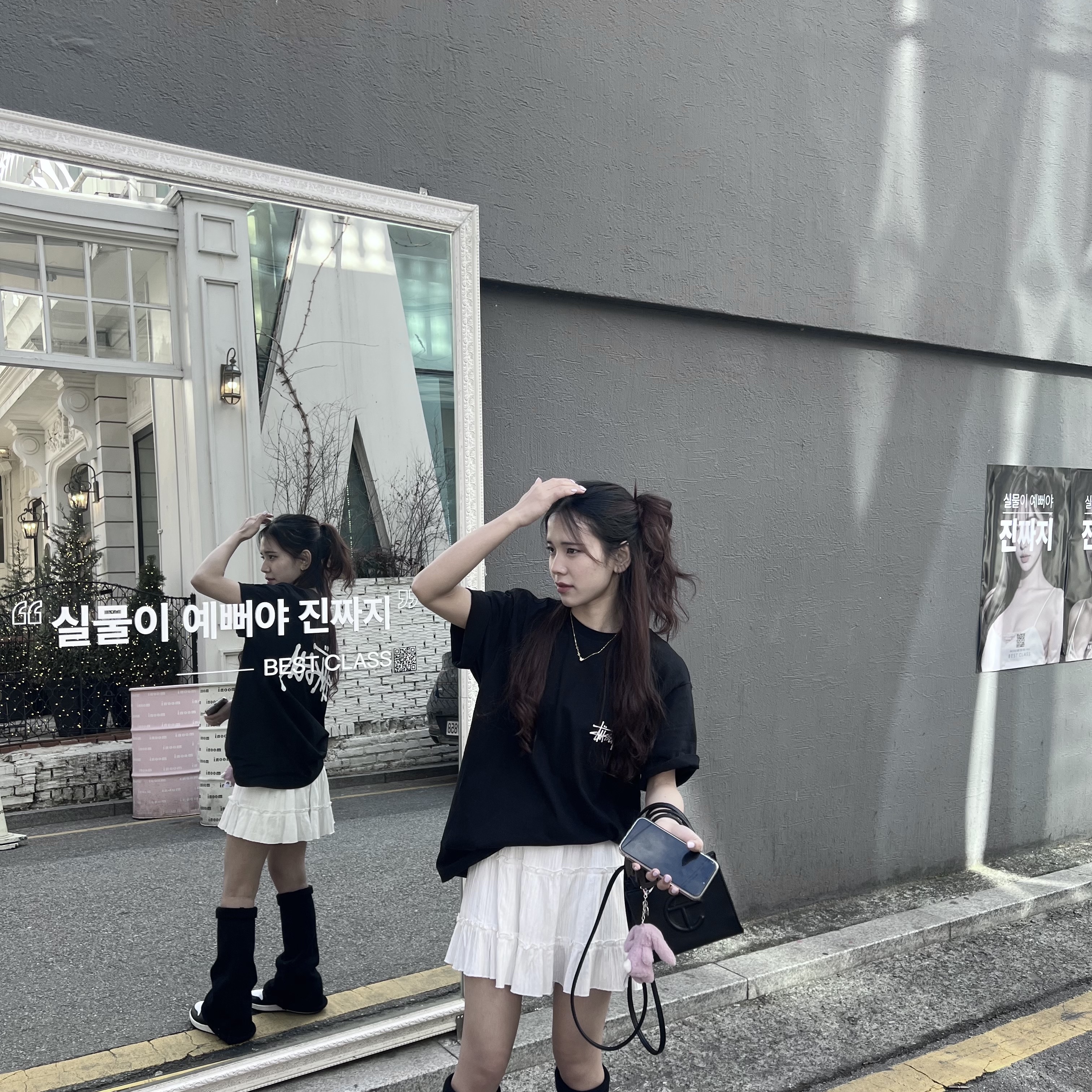 Stussy Basic Stussy T-Shirt Black 2023, Jellycat Bashful Bunny Bag Charm Tulip 착용 스타일 - 3
