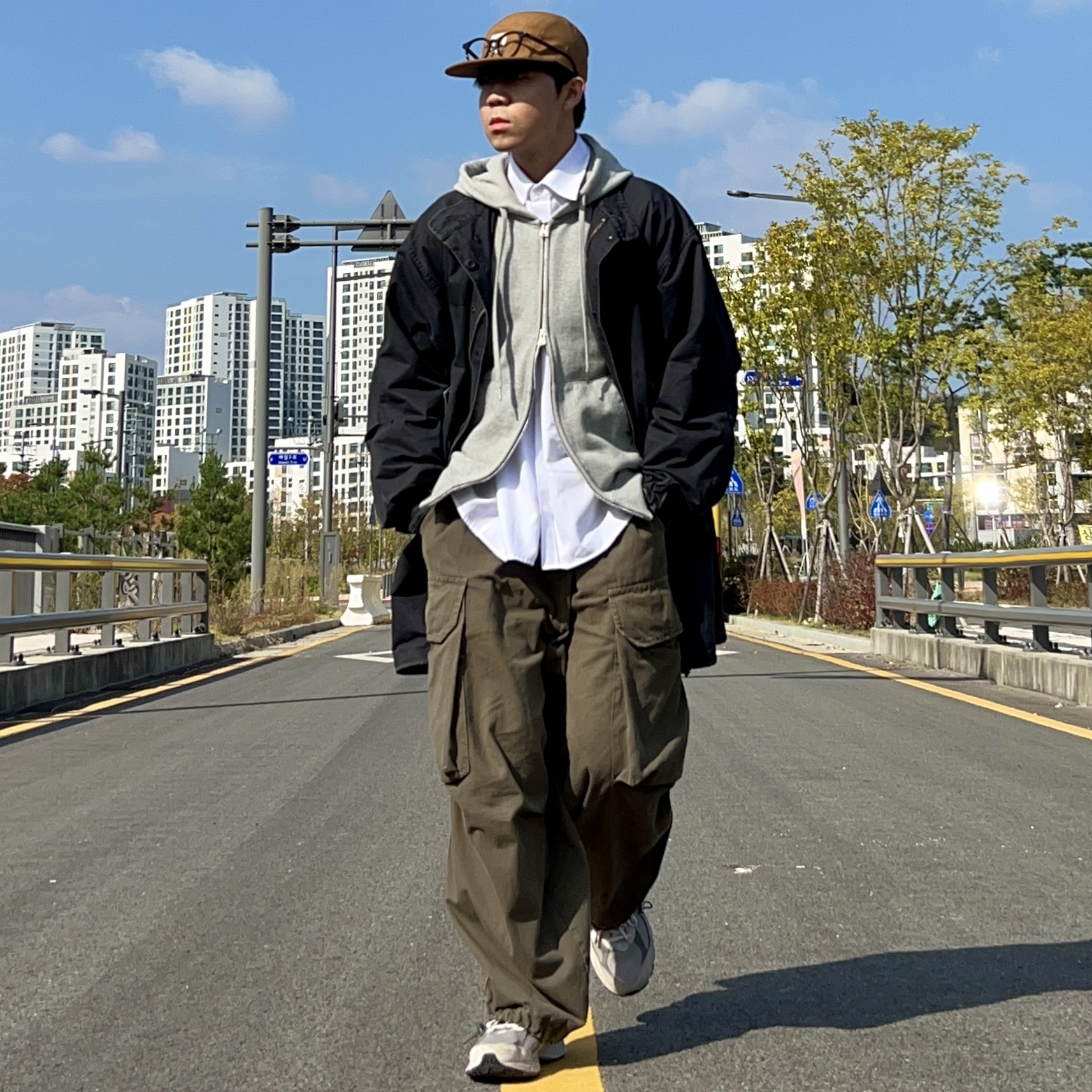 New Balance 2002R T2 Gray 착용 스타일 - 3