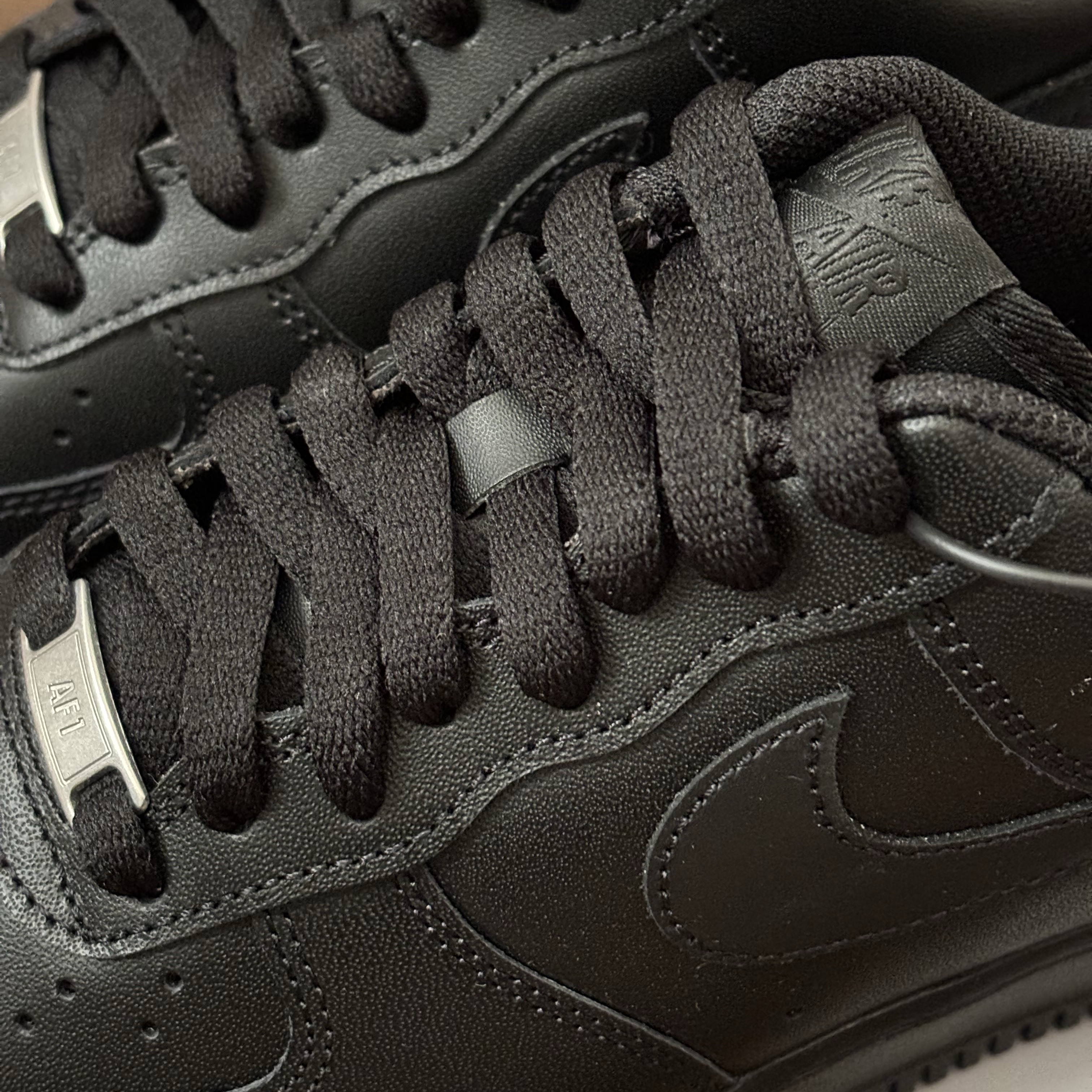 Nike Air Force 1 '07 Low Triple Black 착용 스타일 - 2