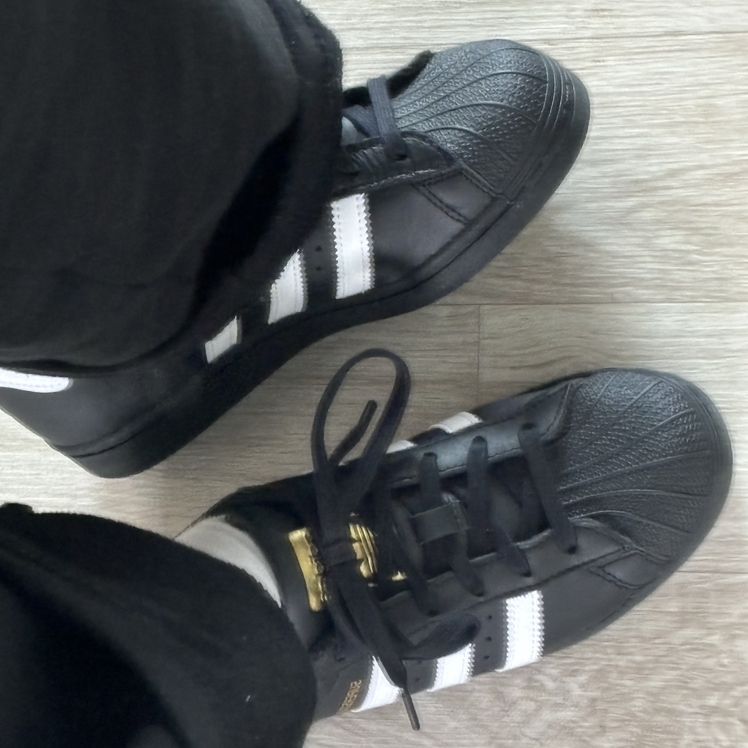 Adidas Superstar Core Black White 착용 스타일 - 1