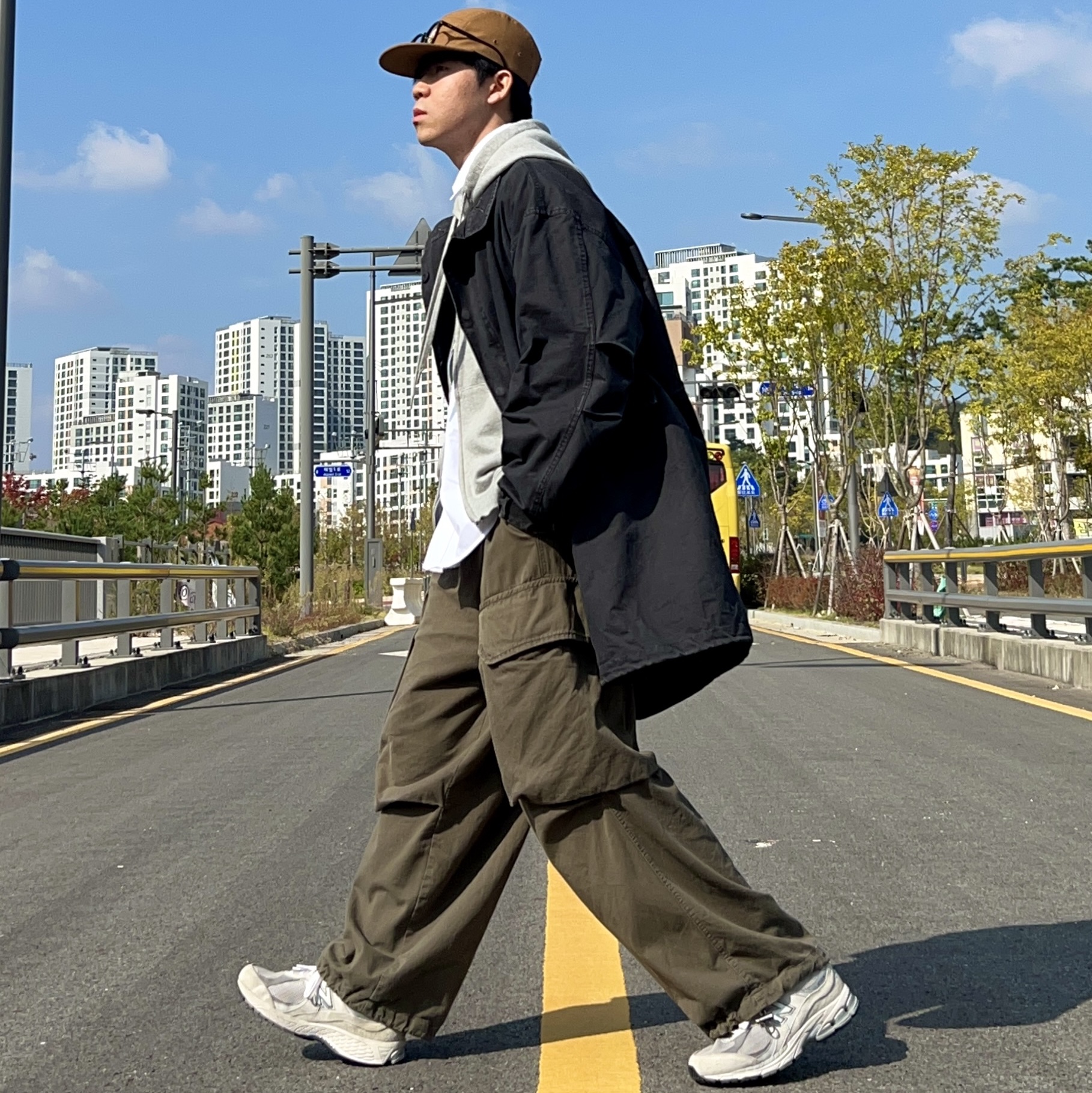 New Balance 2002R T2 Gray 착용 스타일 - 1