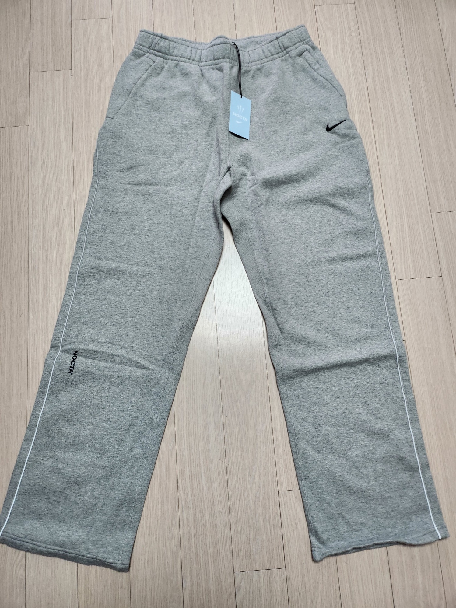Nike x Drake Nocta Fleece Pants Dark Heather Grey (FN7661-063) 착용 스타일 - 1