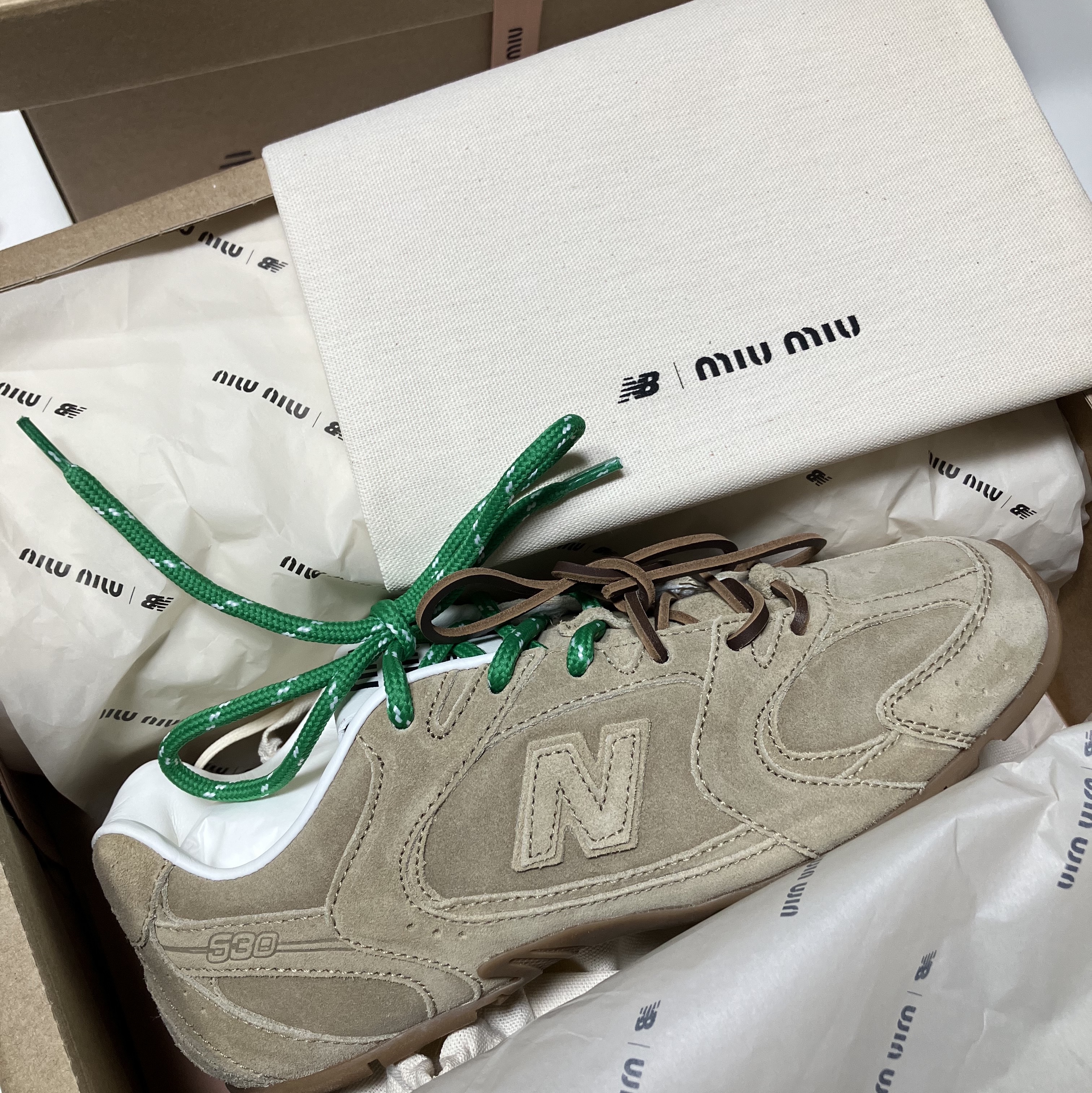 (W) New Balance x Miu Miu 530 Suede Mesh Sneakers Ecru 착용 스타일 - 1