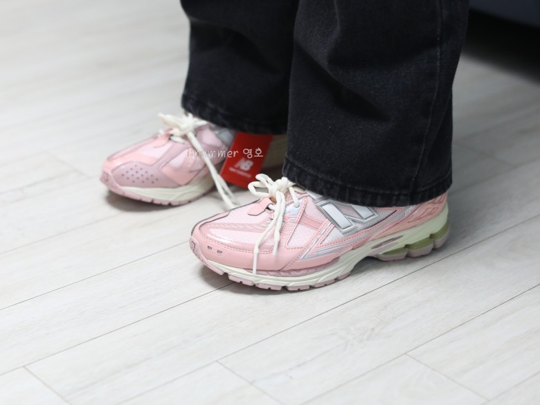 New Balance 1906R Lunar New Year Pink 착용 스타일