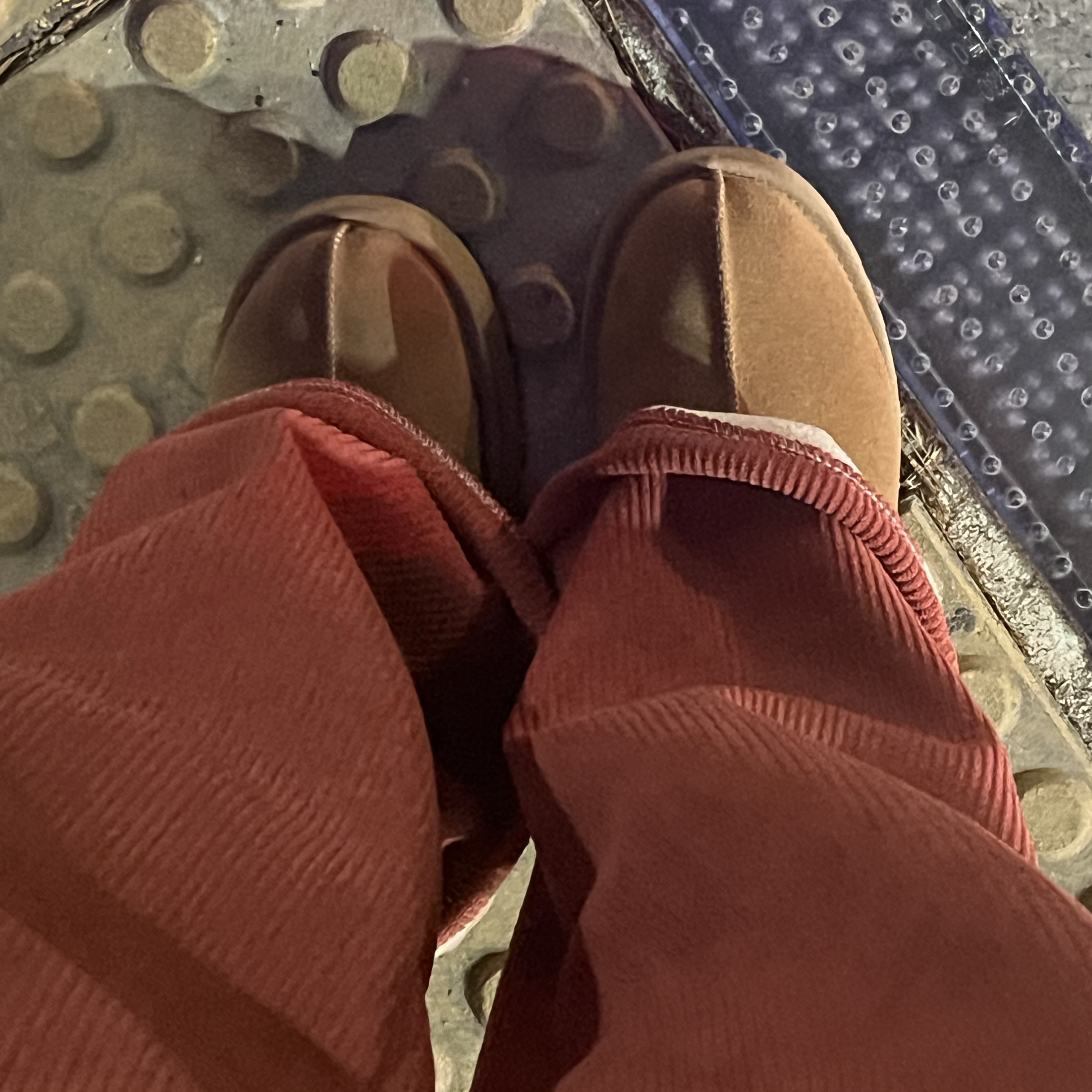 (Kids) UGG Funkette Slides Chestnut 착용 스타일