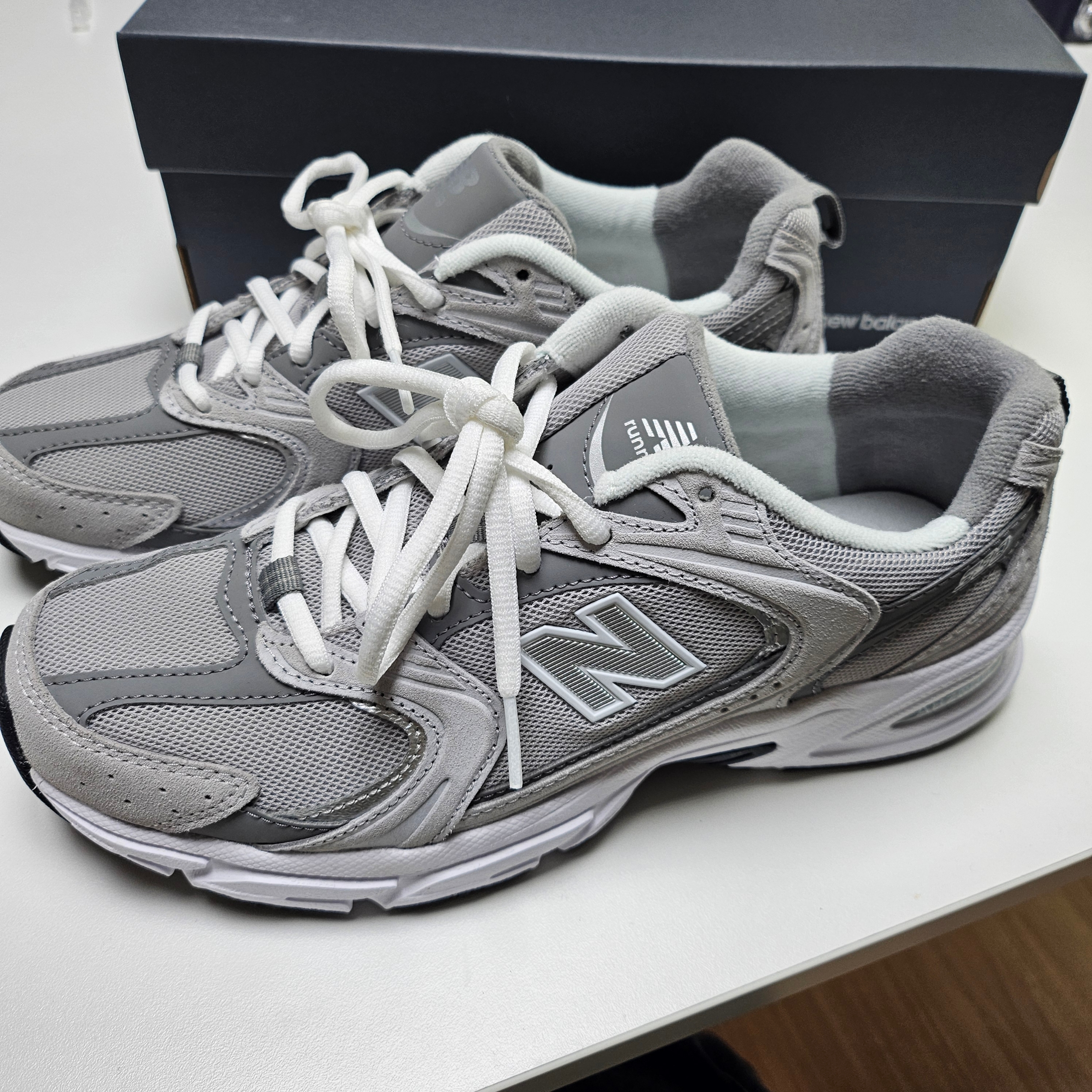 New Balance 530 Grey 착용 스타일 - 1