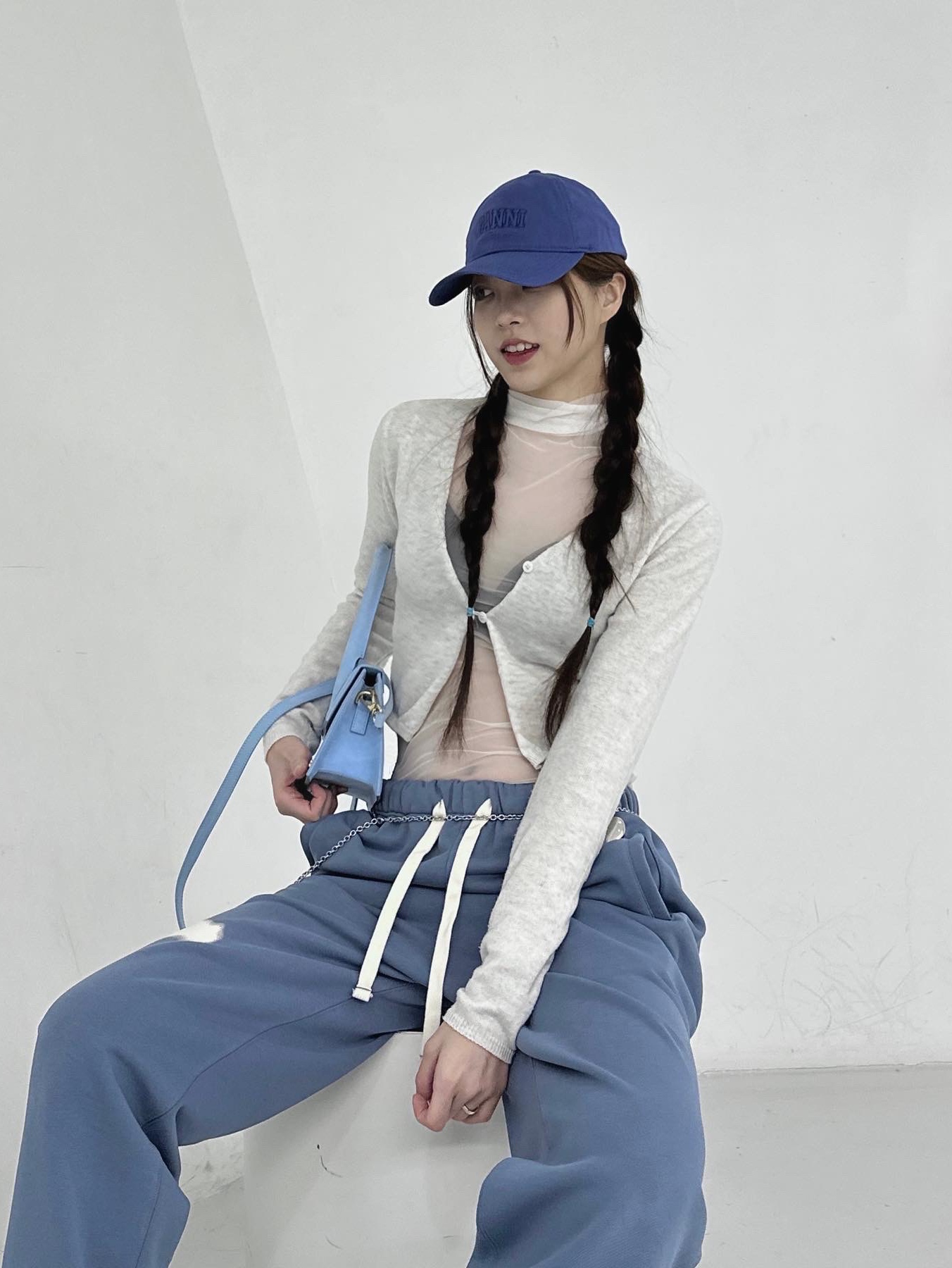 Ganni Recycled Cotton Embroidered Logo Cap Denim, Jacquemus Le Chiquito Moyen Leather Handbag Croco Blue 착용 스타일 - 1