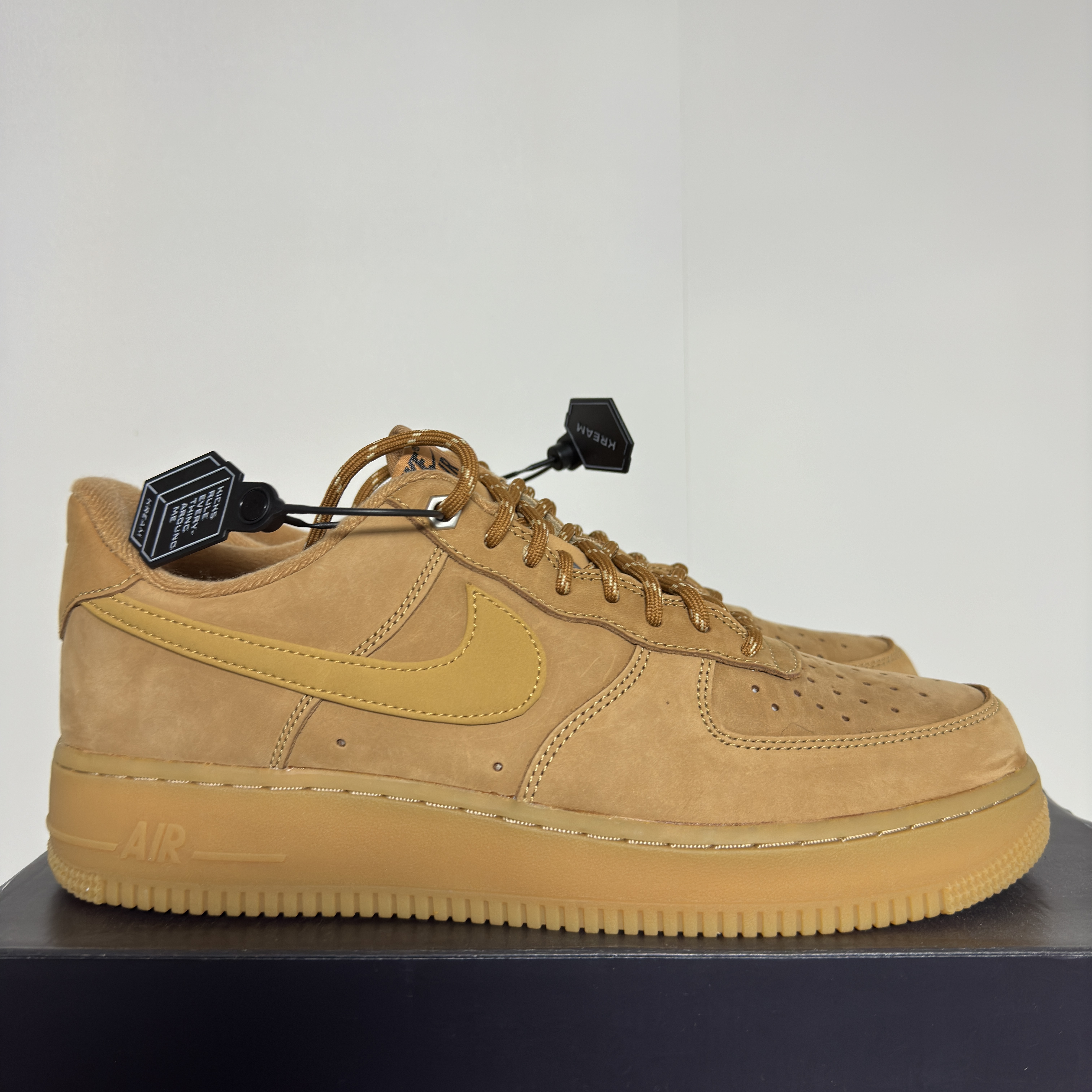 Nike Air Force 1 '07 WB Flax 착용 스타일