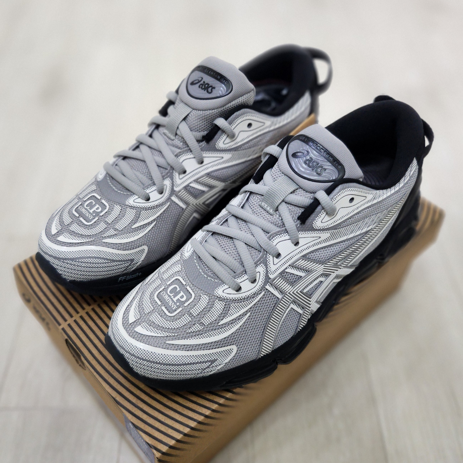 Asics x C.P. Company Gel-Quantum 360 VIII Cement Grey 착용 스타일 - 2