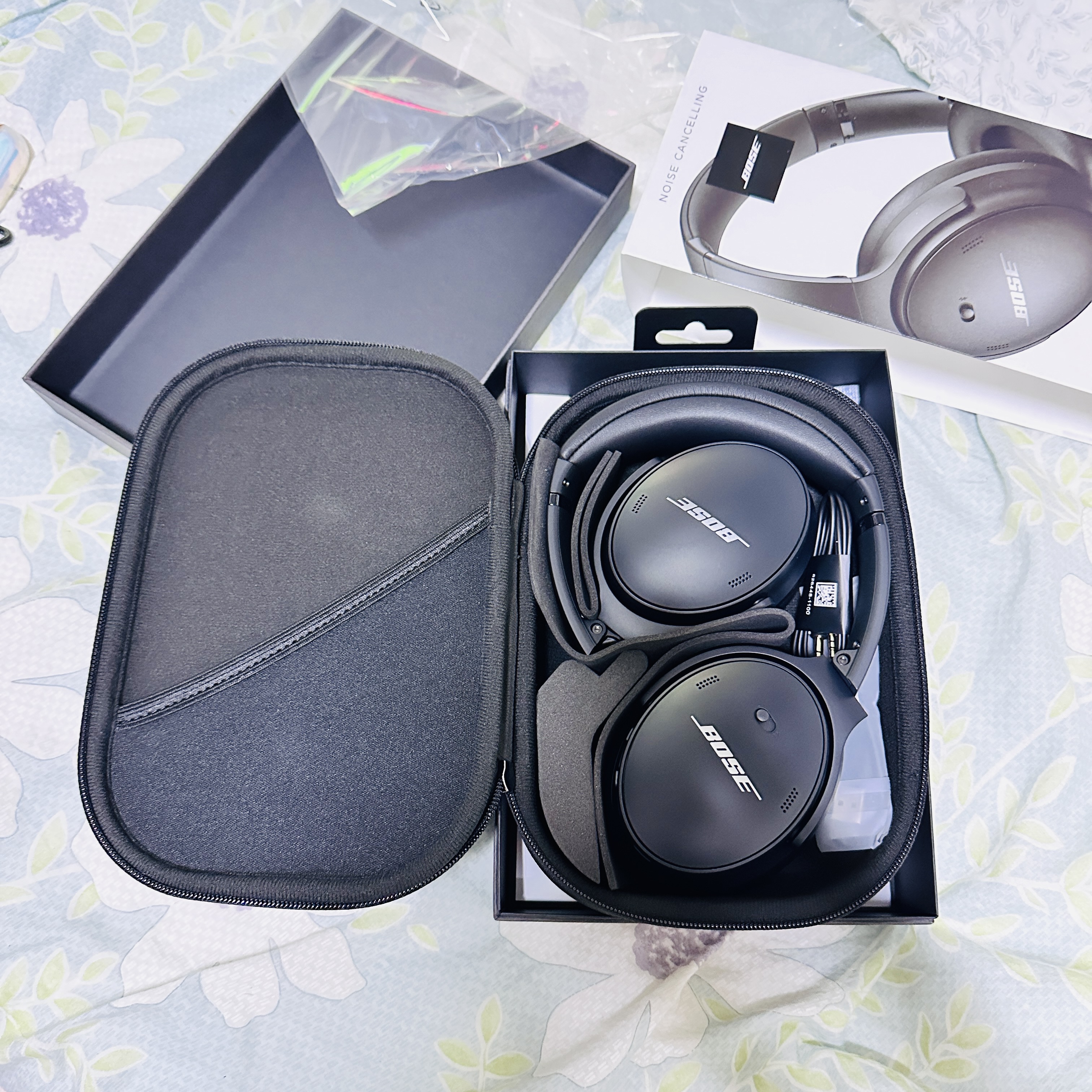 BOSE QC45 Triple Black (Korean Ver.) 착용 스타일 - 1
