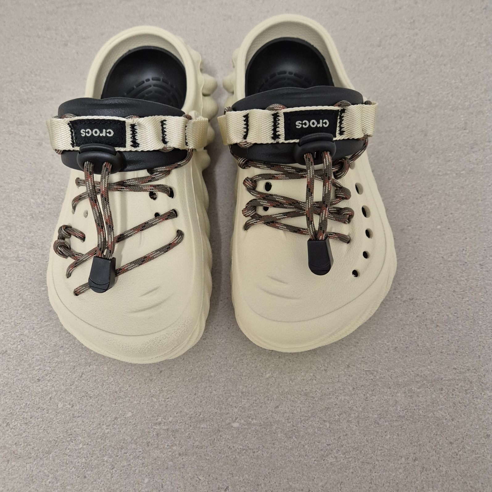 Crocs Echo Clog Bone Black 착용 스타일