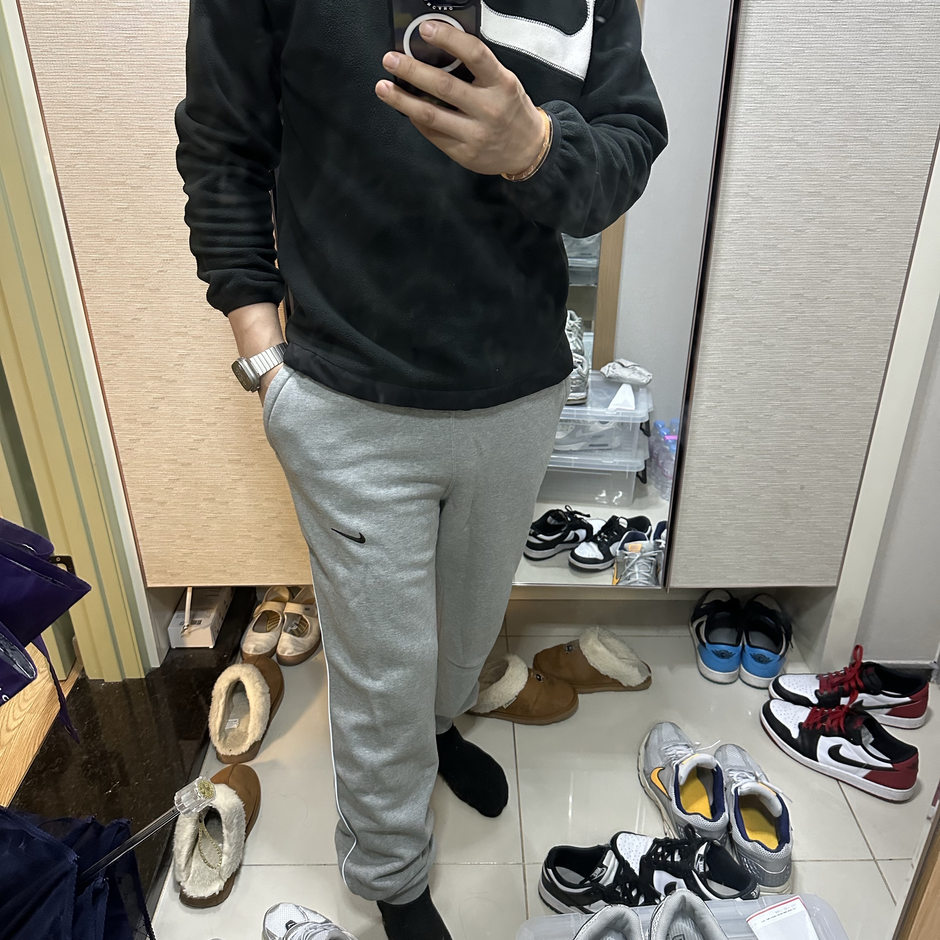 Nike x Drake Nocta Fleece Pants Dark Heather Grey (FN7661-063) 착용 스타일 - 1