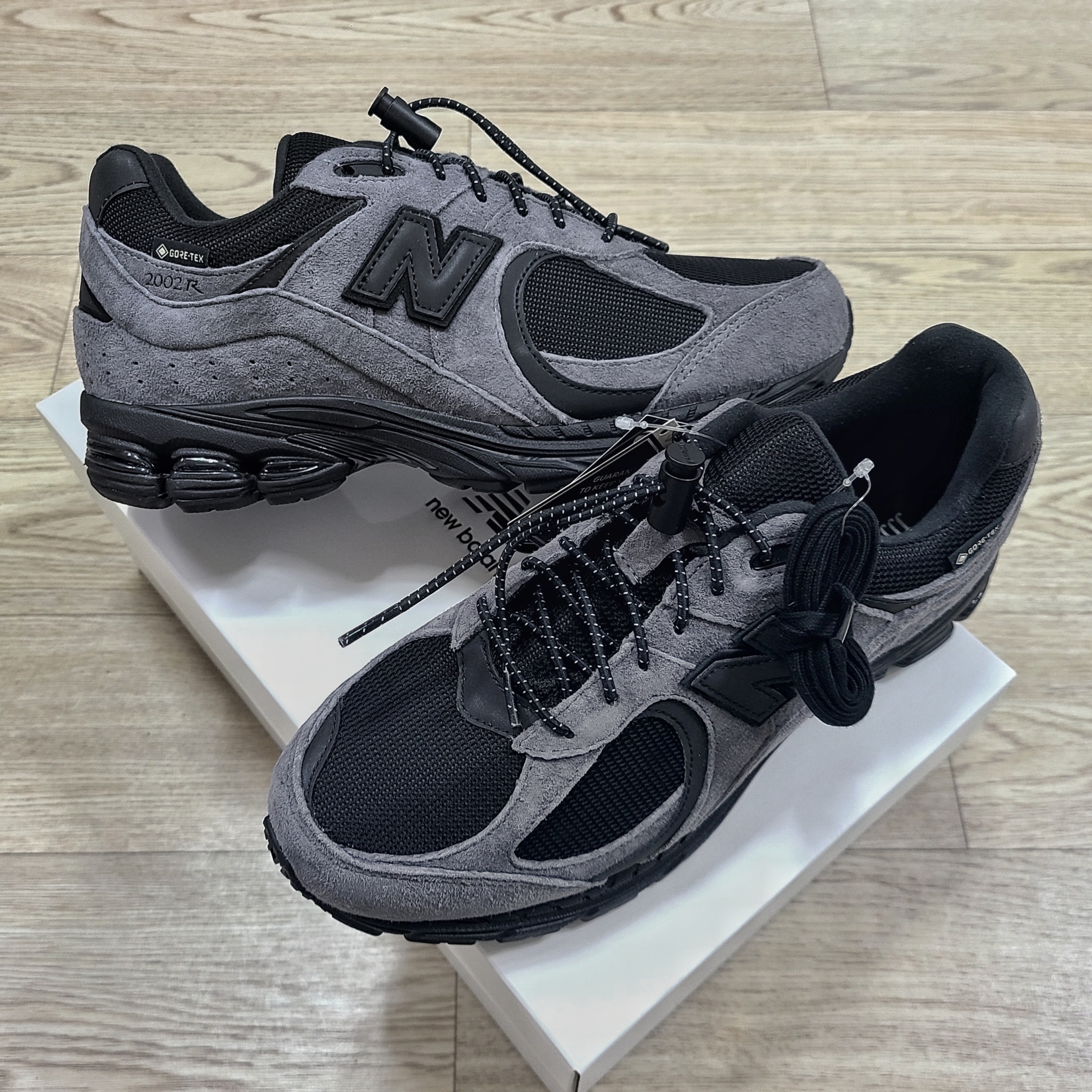 New Balance x JJJJound 2002R Gore-Tex Charcoal 착용 스타일
