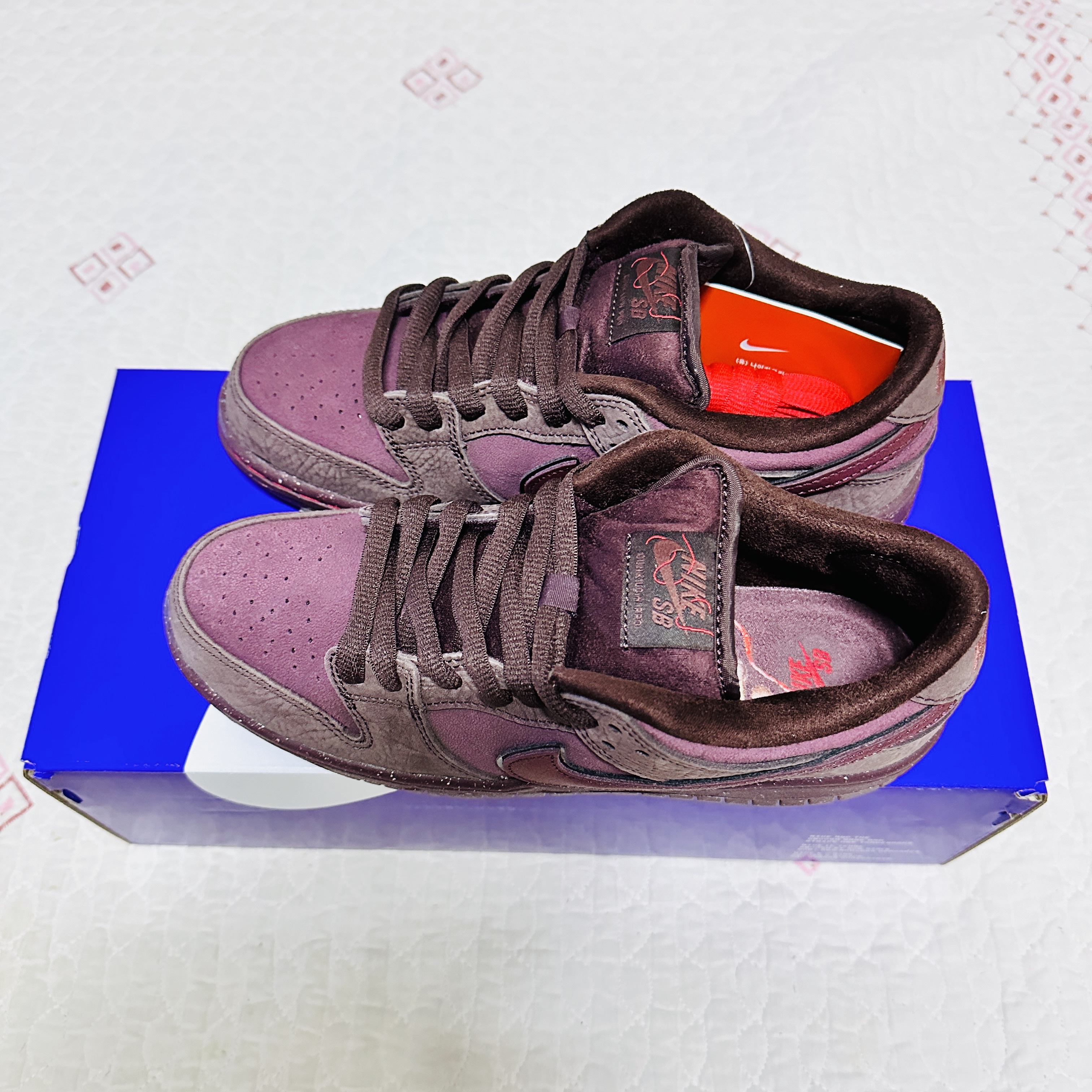 Nike SB Dunk Low PRM Burgundy Crush 착용 스타일 - 2