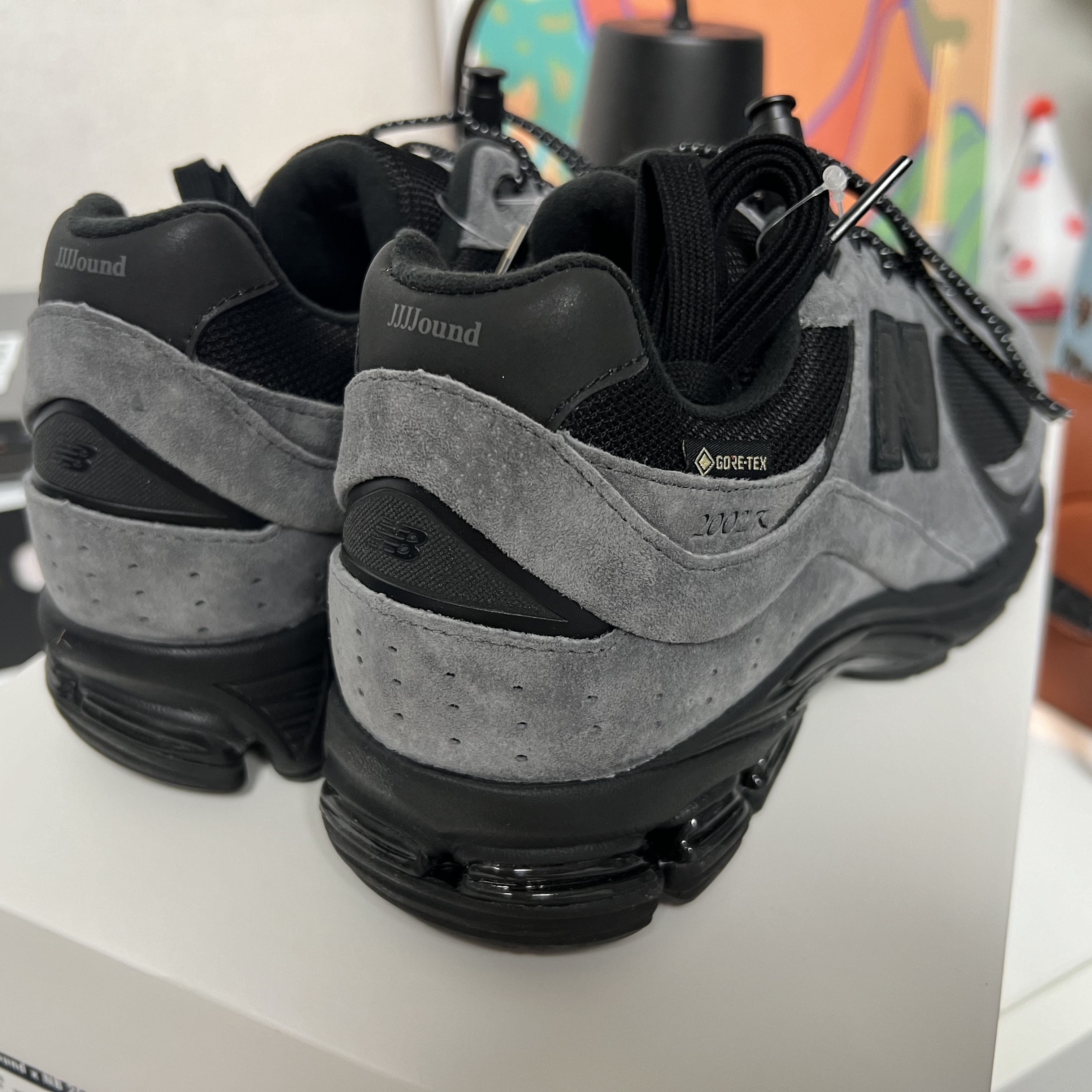 New Balance x JJJJound 2002R Gore-Tex Charcoal 착용 스타일 - 3
