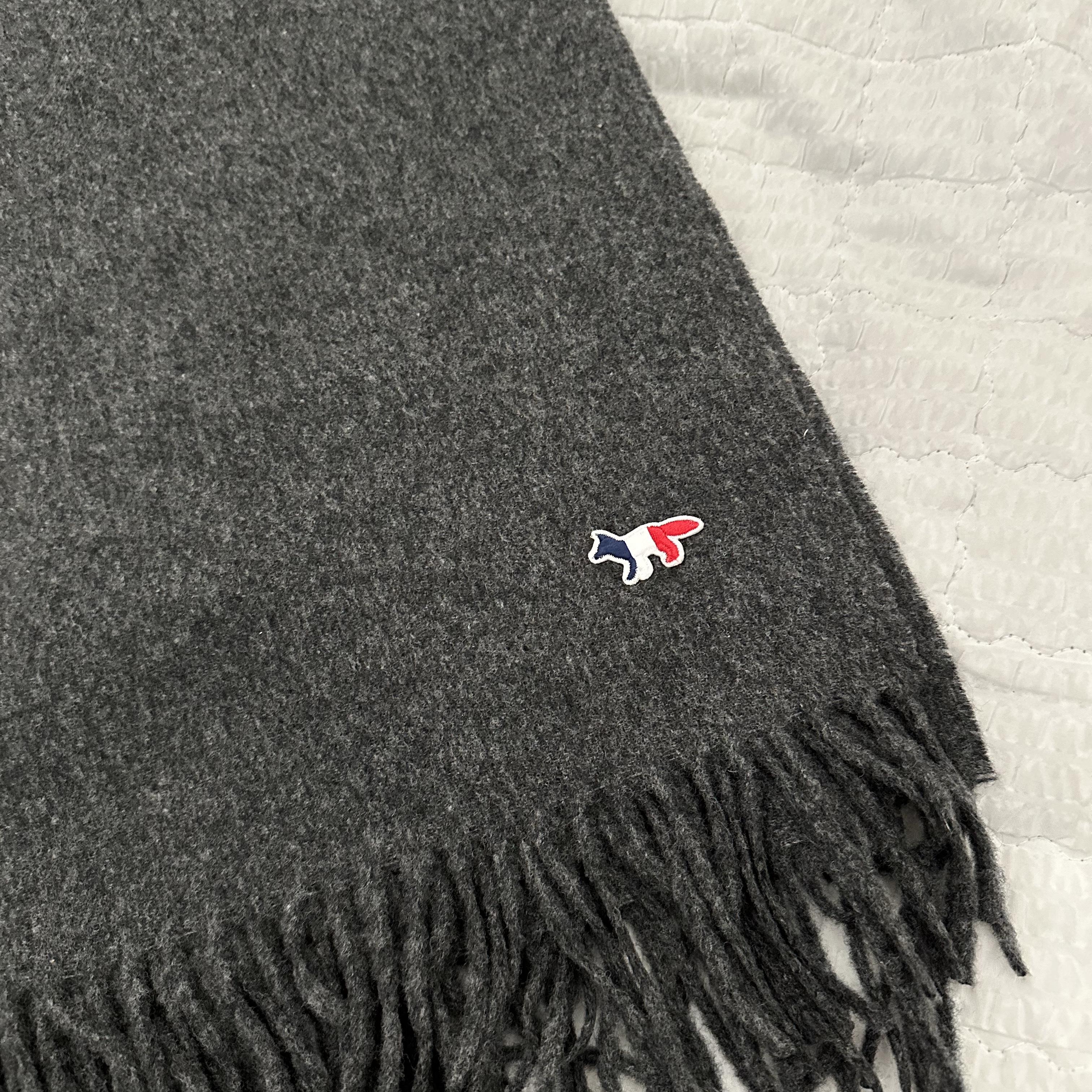 Maison Kitsune Tricolor Fox Wool Muffler Anthracite Melange 착용 스타일