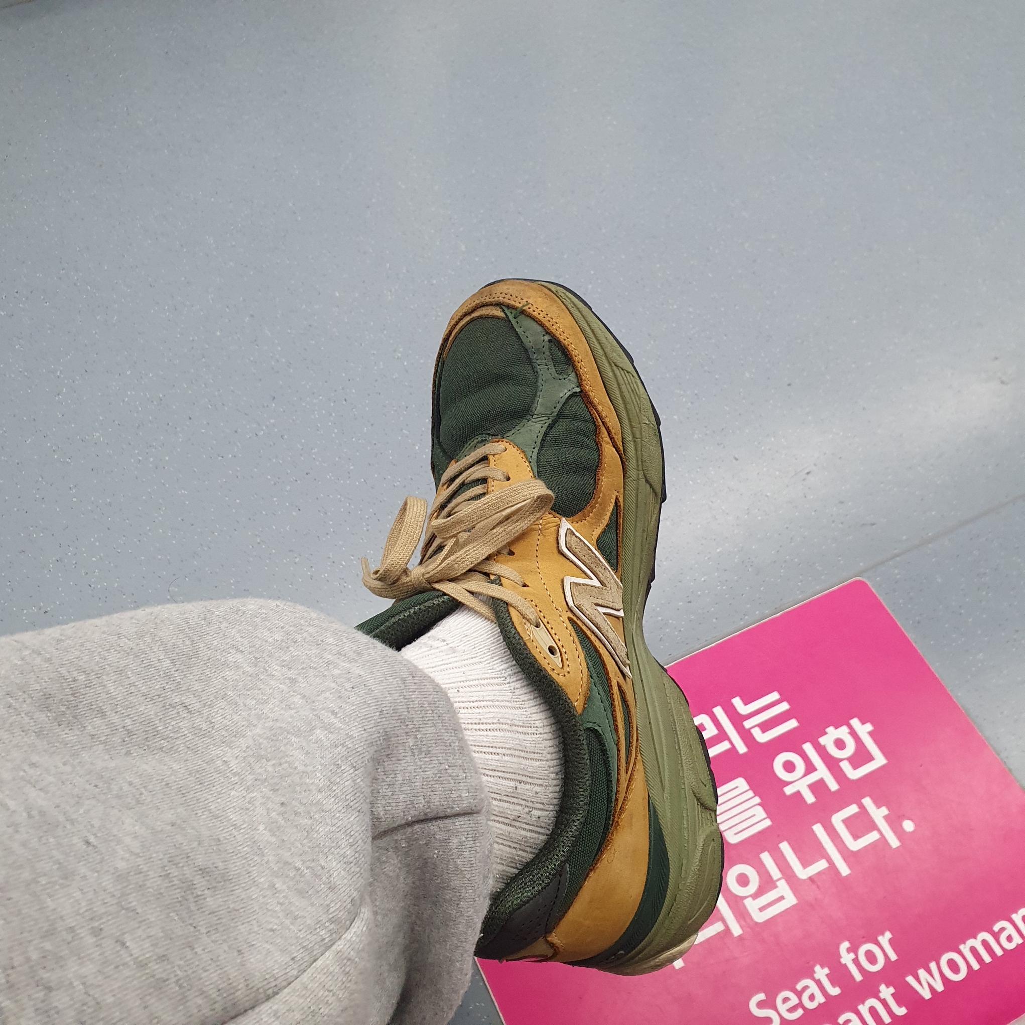 New Balance 990v3 Made in USA Tan Green 착용 스타일 - 2