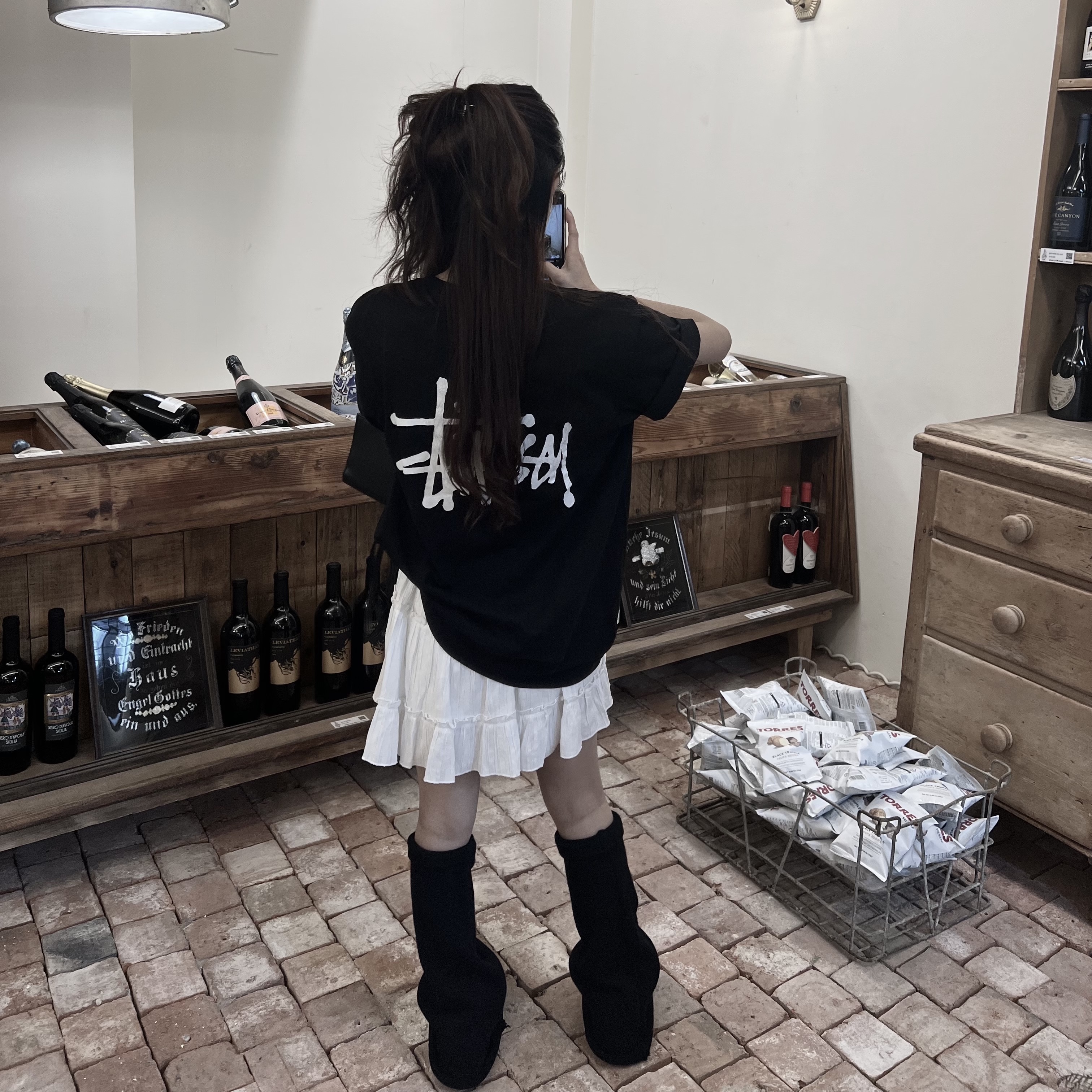 Stussy Basic Stussy T-Shirt Black 2023, Jellycat Bashful Bunny Bag Charm Tulip 착용 스타일 - 1