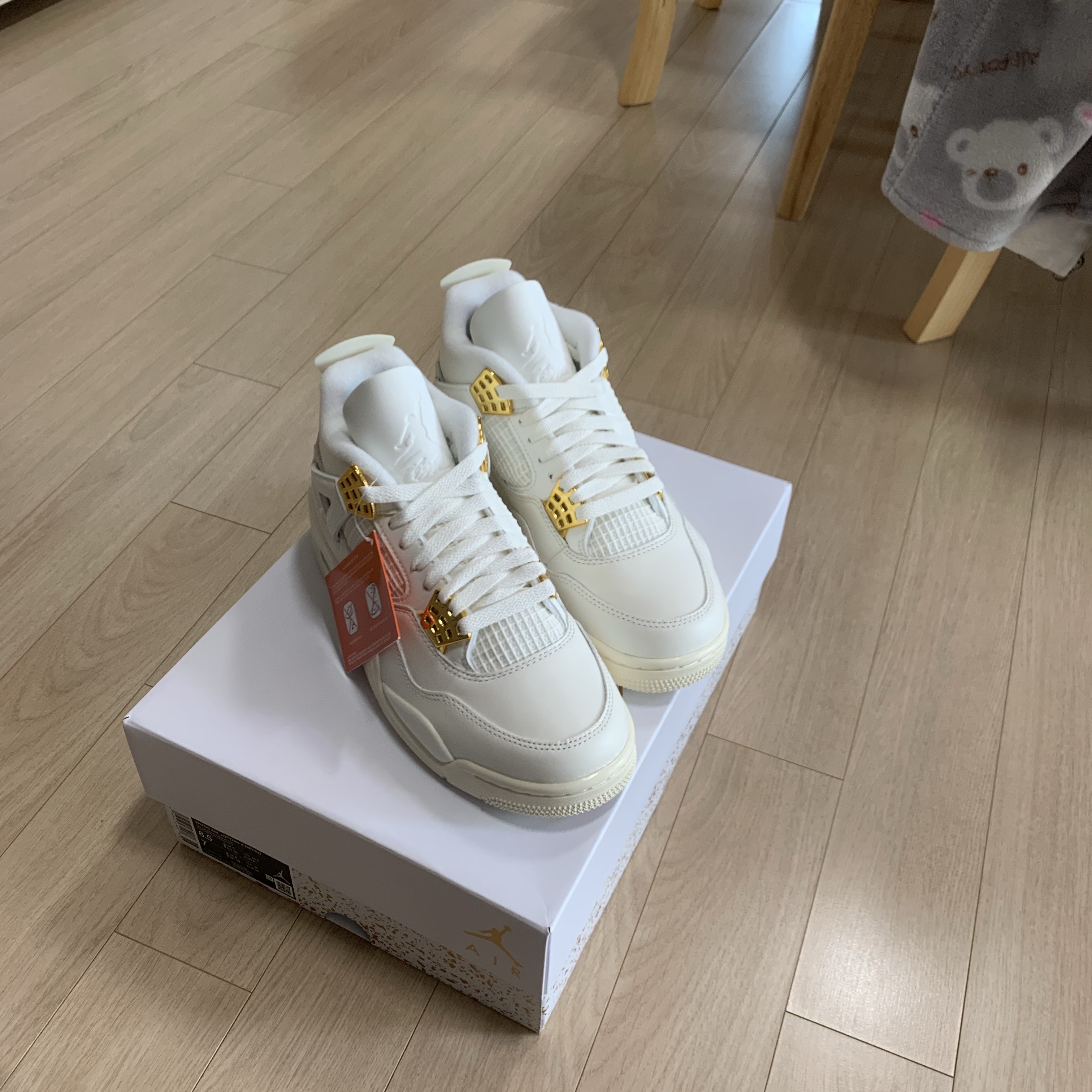 (W) Jordan 4 Retro Metallic Gold 착용 스타일 - 1