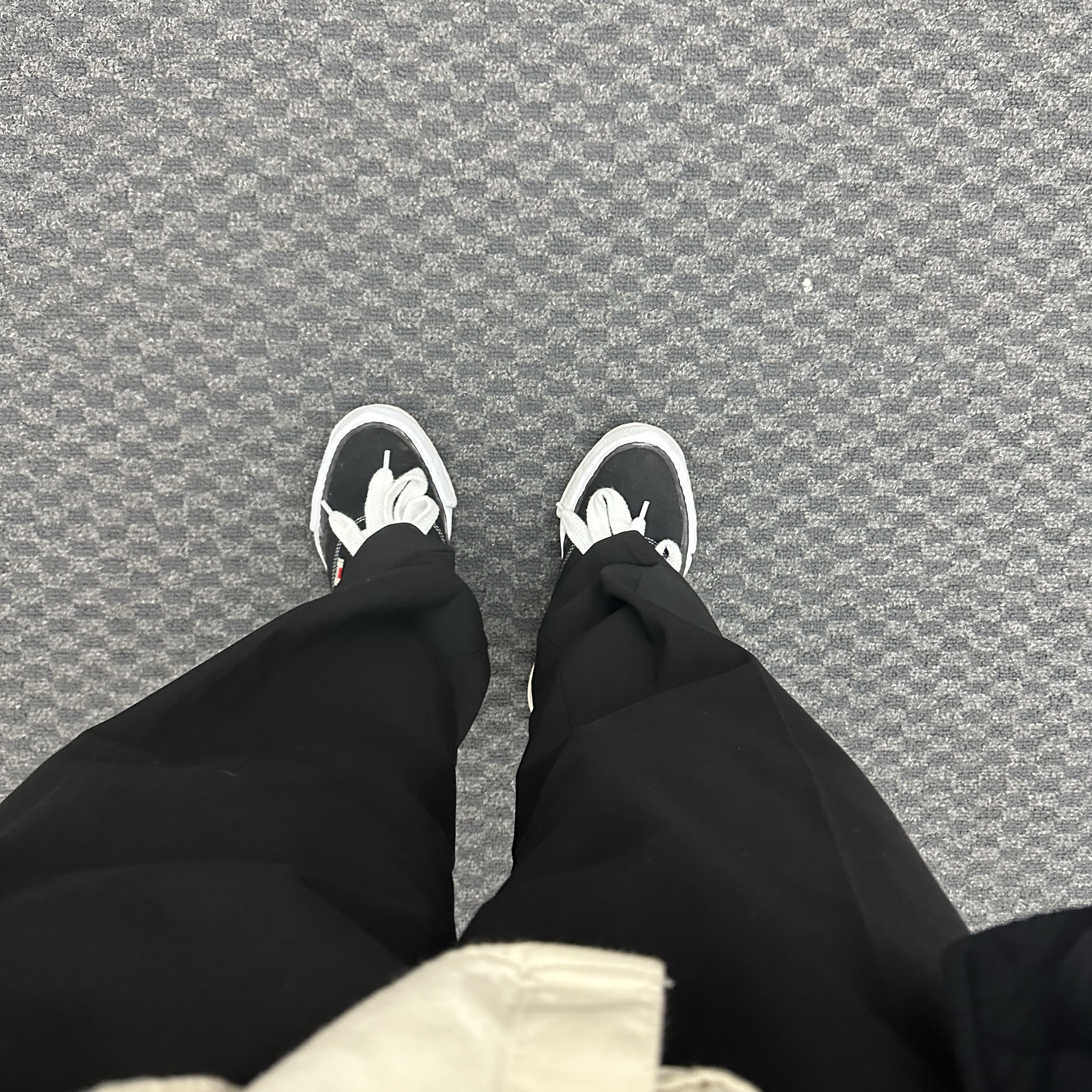 Maison Mihara Yasuhiro Baker OG Sole Canvas Low Cut Sneakers Black 착용 스타일 - 1