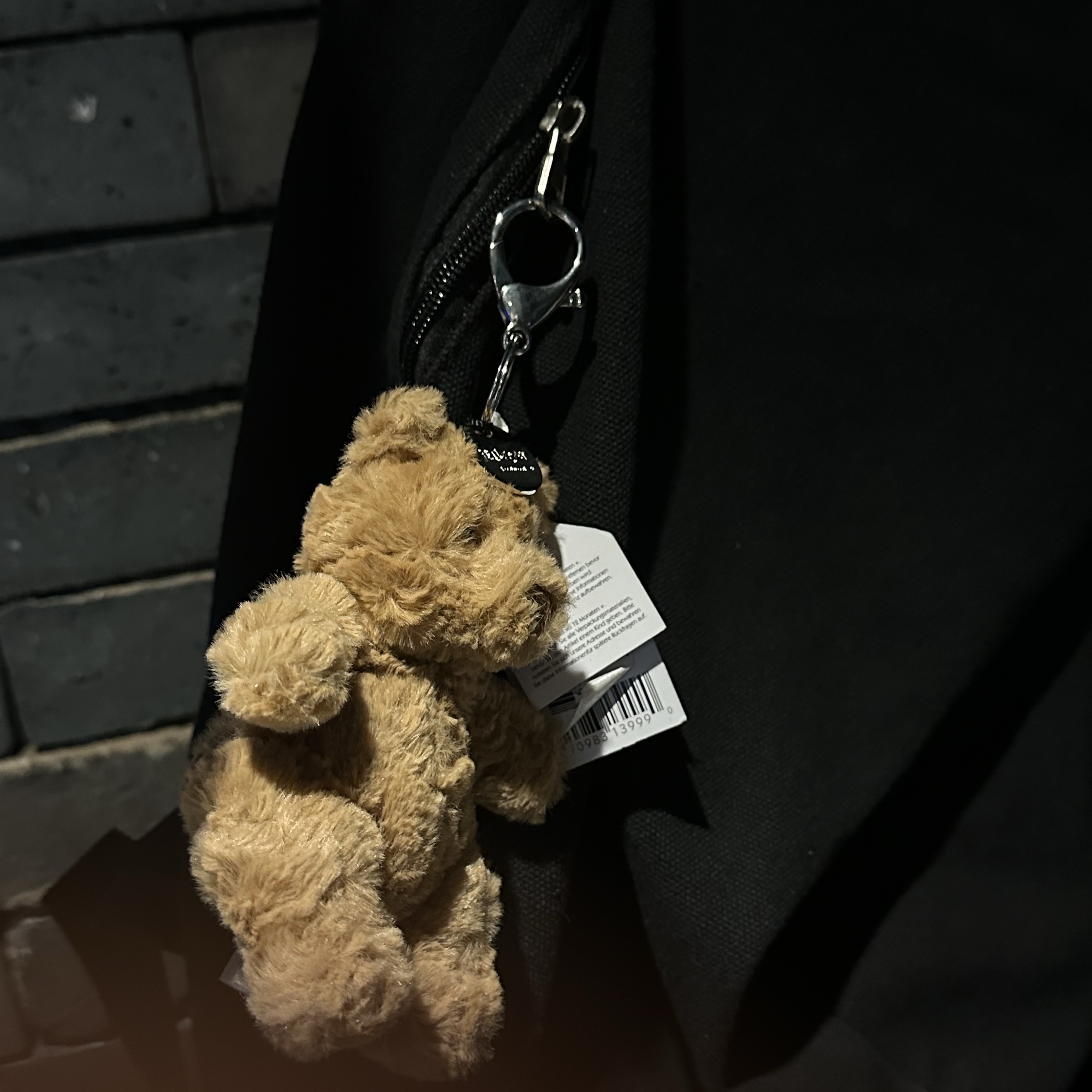 Jellycat Bartholomew Bear Bag Charm Brown 착용 스타일