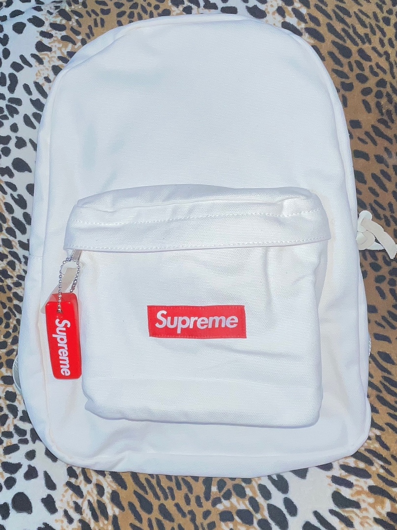 Supreme Canvas Backpack White, Supreme Floating Keychain Red - 23FW 착용 스타일